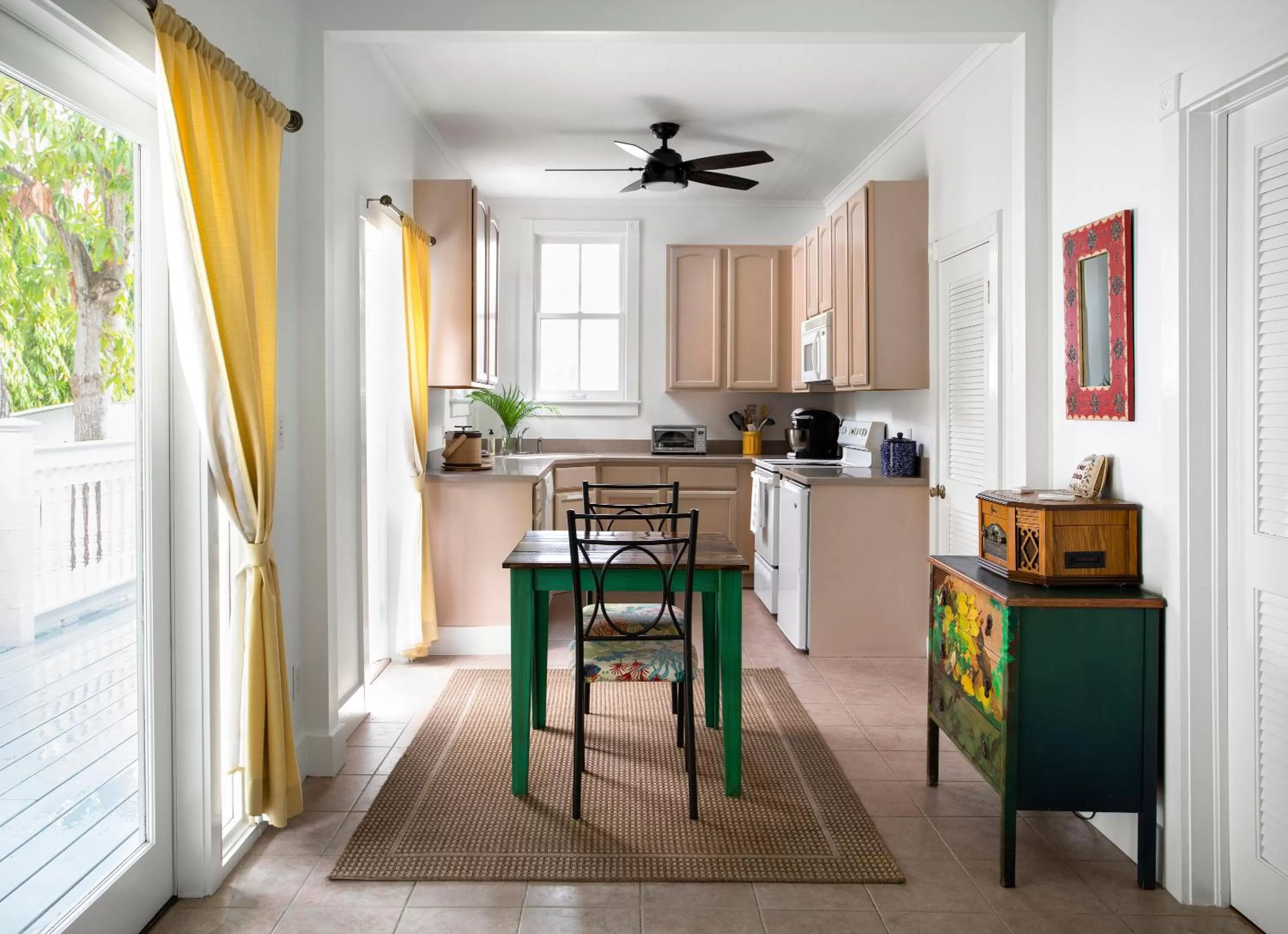 Kitchen/Kitchenette in The Conch House Heritage Inn