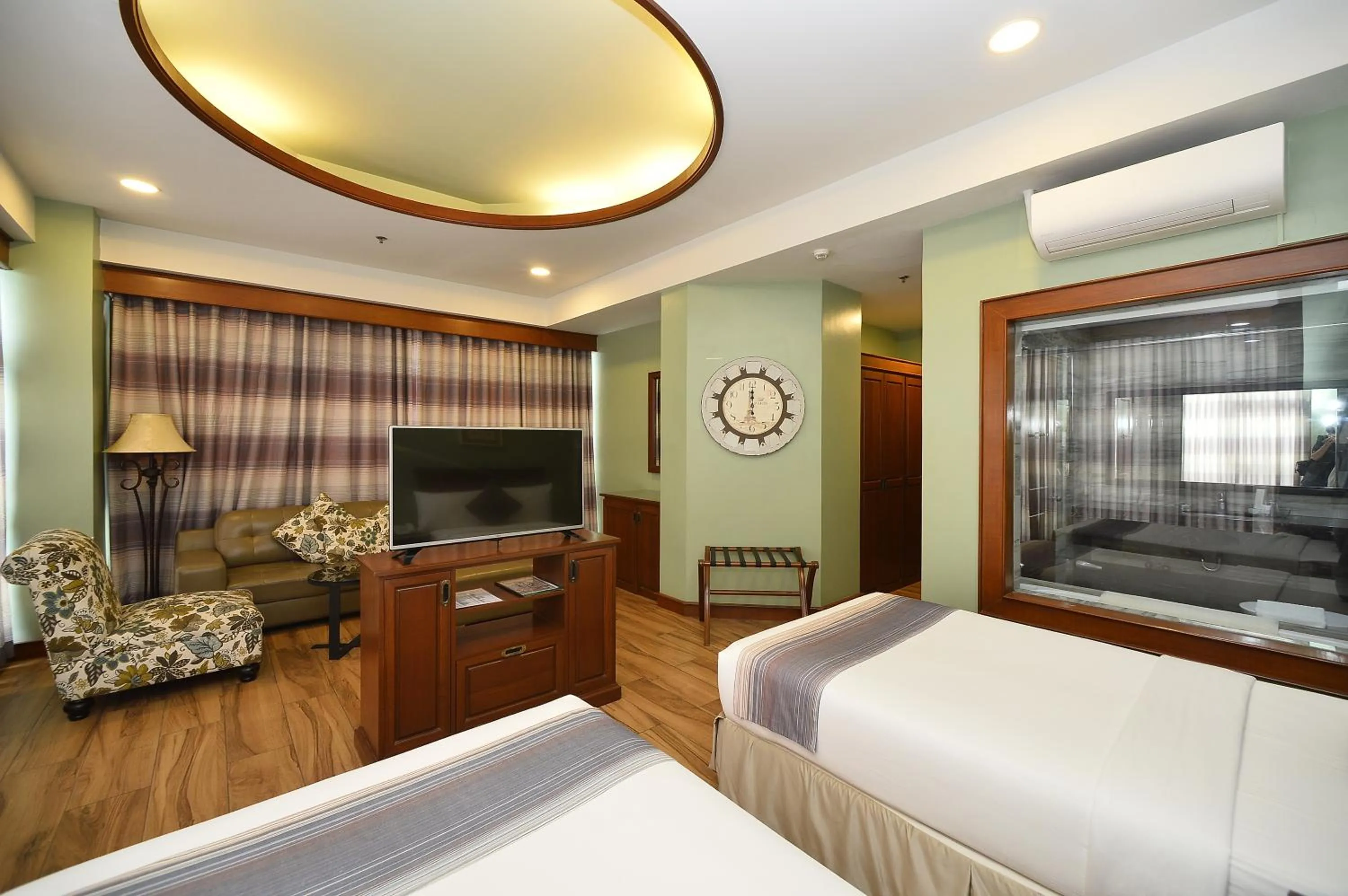 Bedroom, Bed in Paragon Hotel and Suites