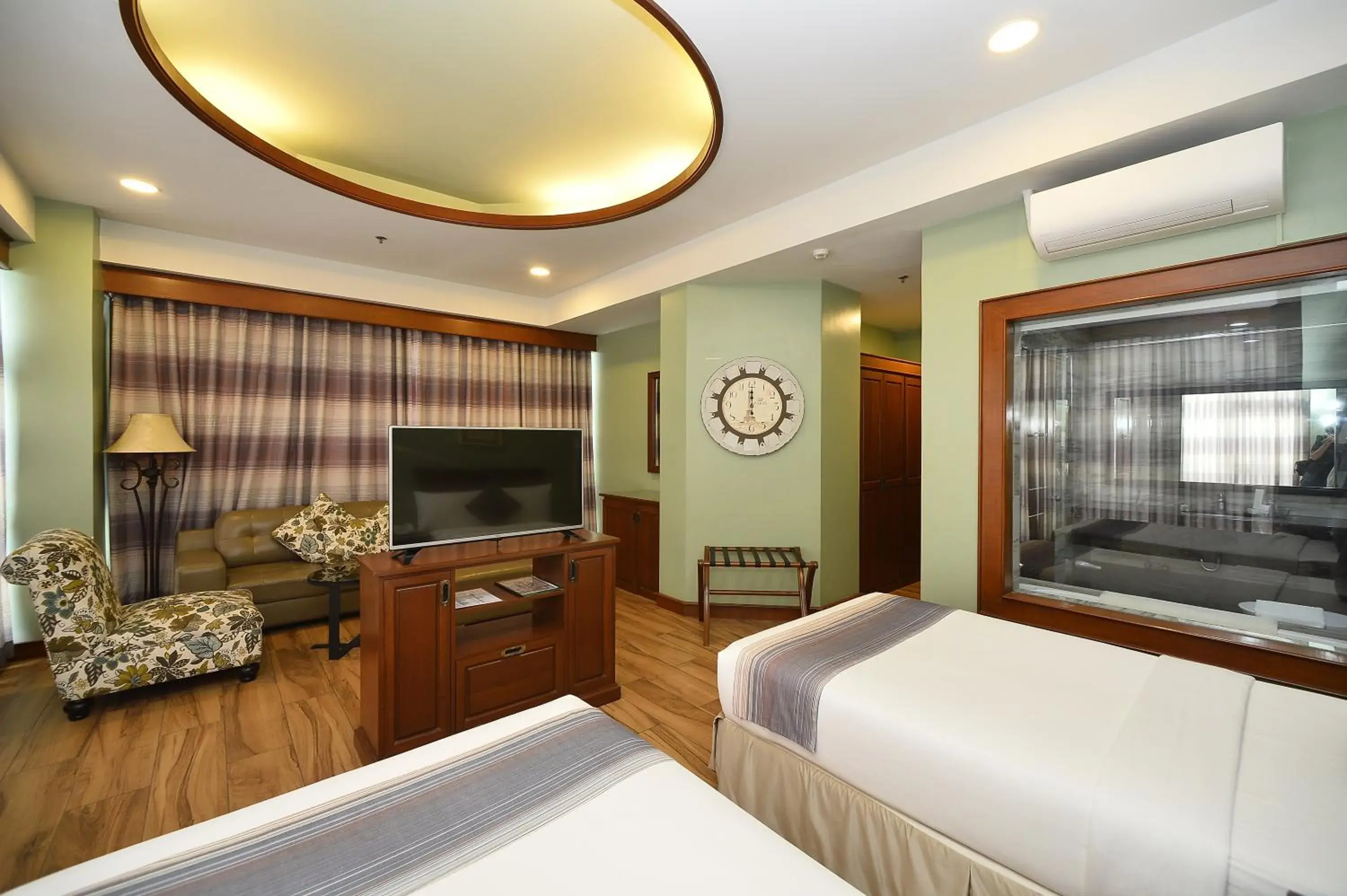 Bedroom, Bed in Paragon Hotel And Suites