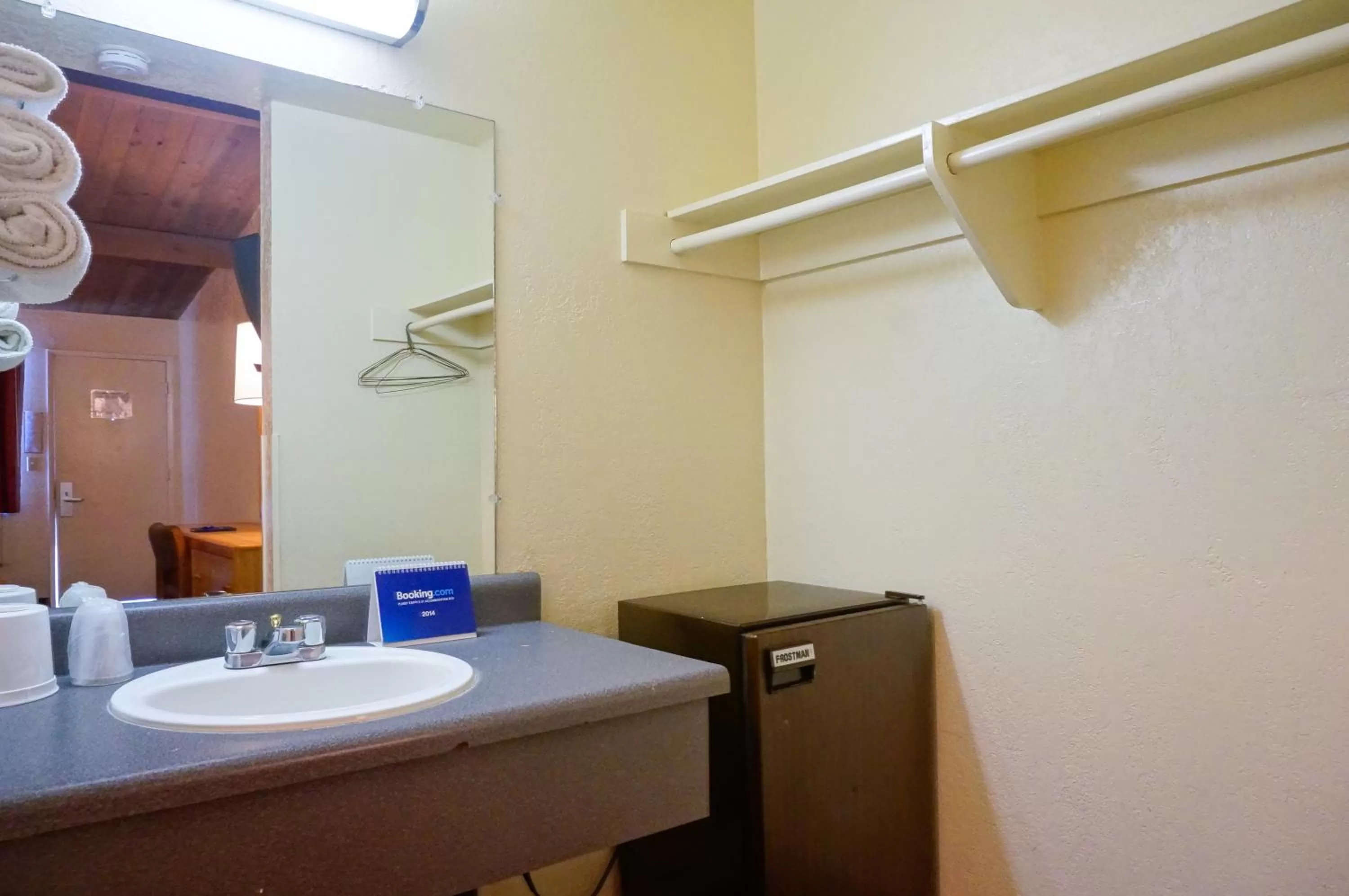 Bathroom in EZ 8 Motel San Jose I