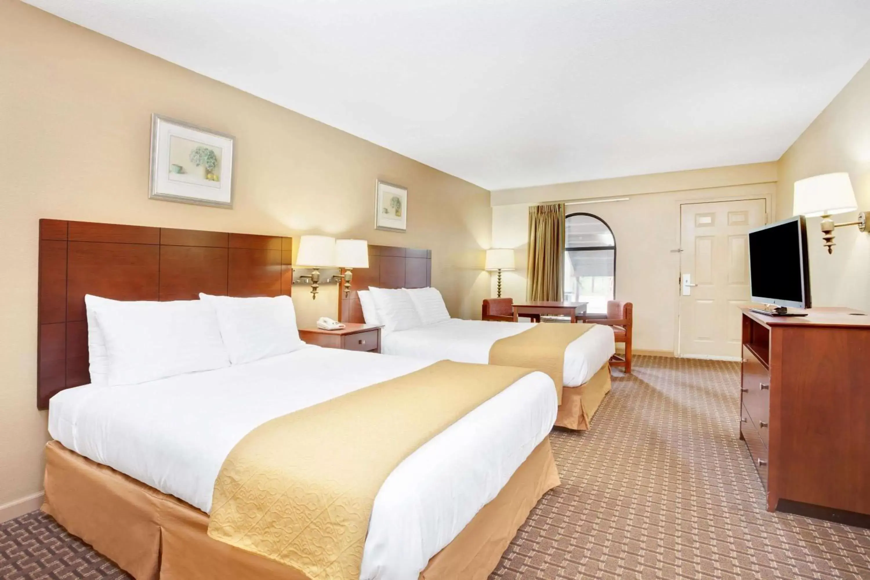 Photo of the whole room, Bed in Days Inn & Suites by Wyndham Stockbridge South Atlanta
