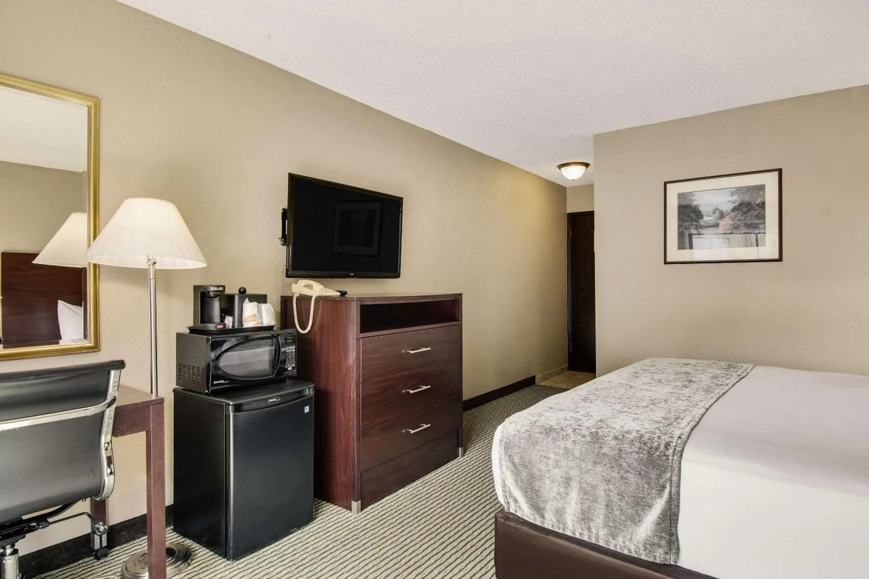 Bedroom, TV/Entertainment Center in Rodeway Inn & Suites Portland - Jantzen Beach