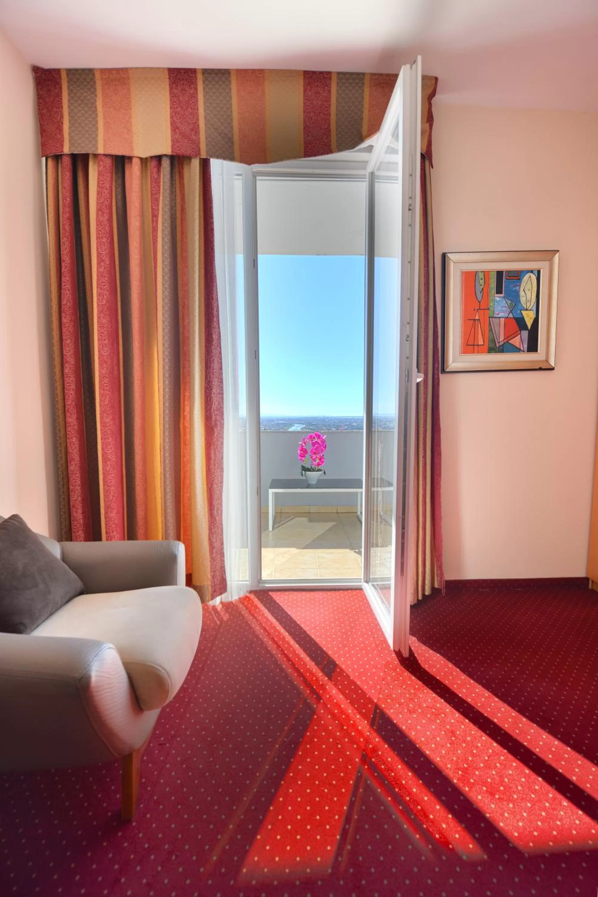 Living room, Bed in Jolly Hotel