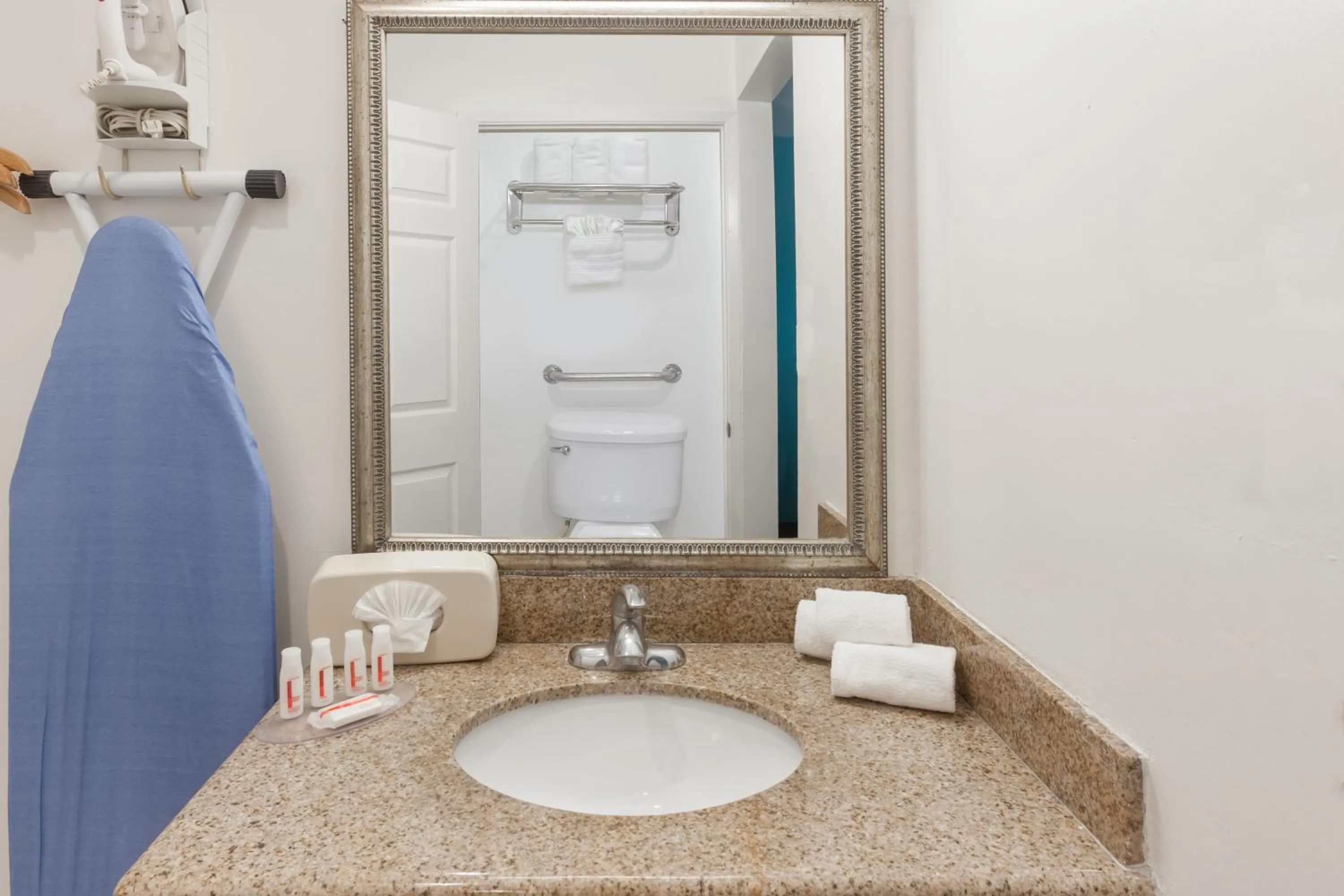 Property building in Howard Johnson by Wyndham San Diego Hotel Circle