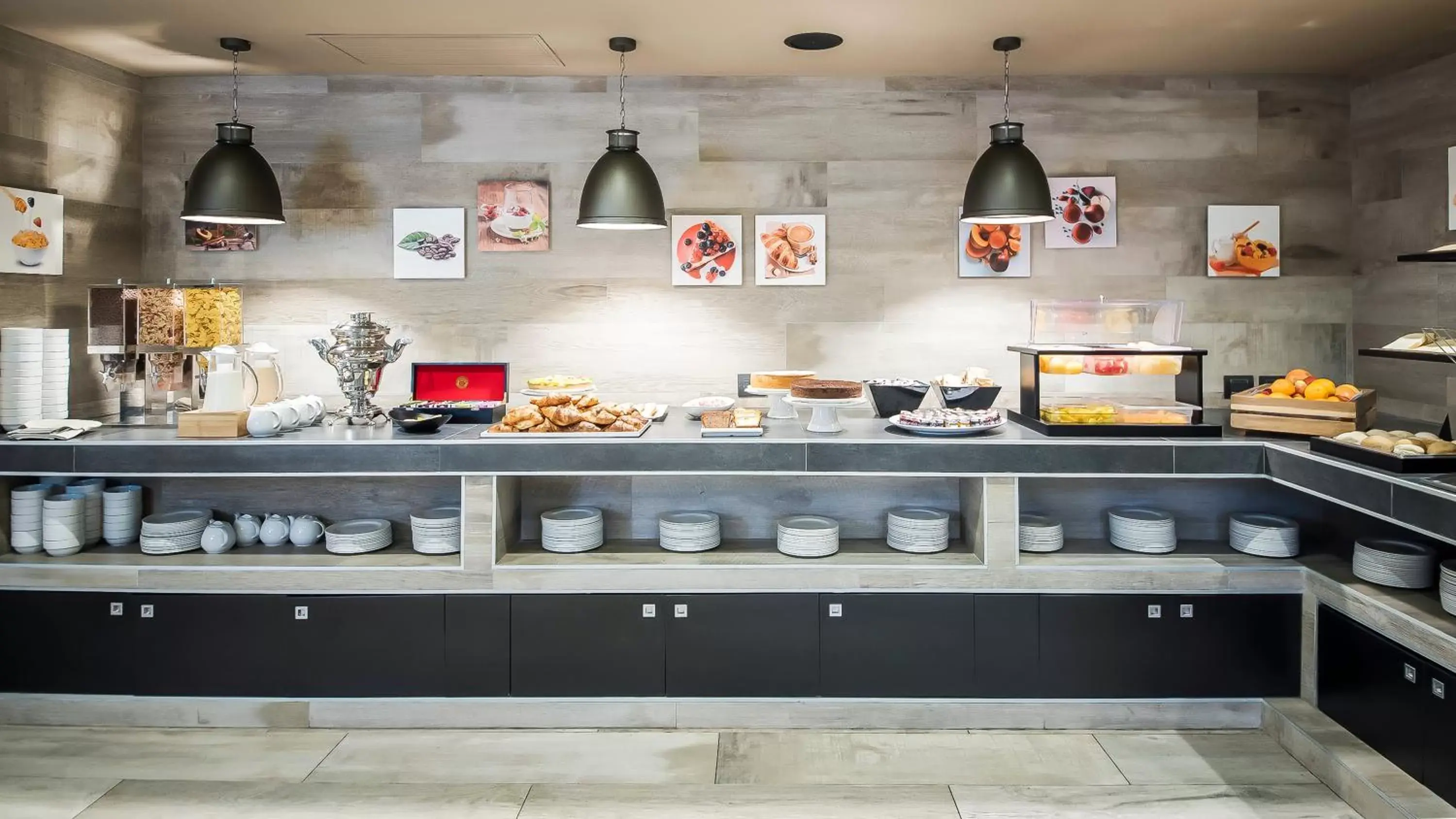 Buffet breakfast, Kitchen/Kitchenette in Just Hotel Milano