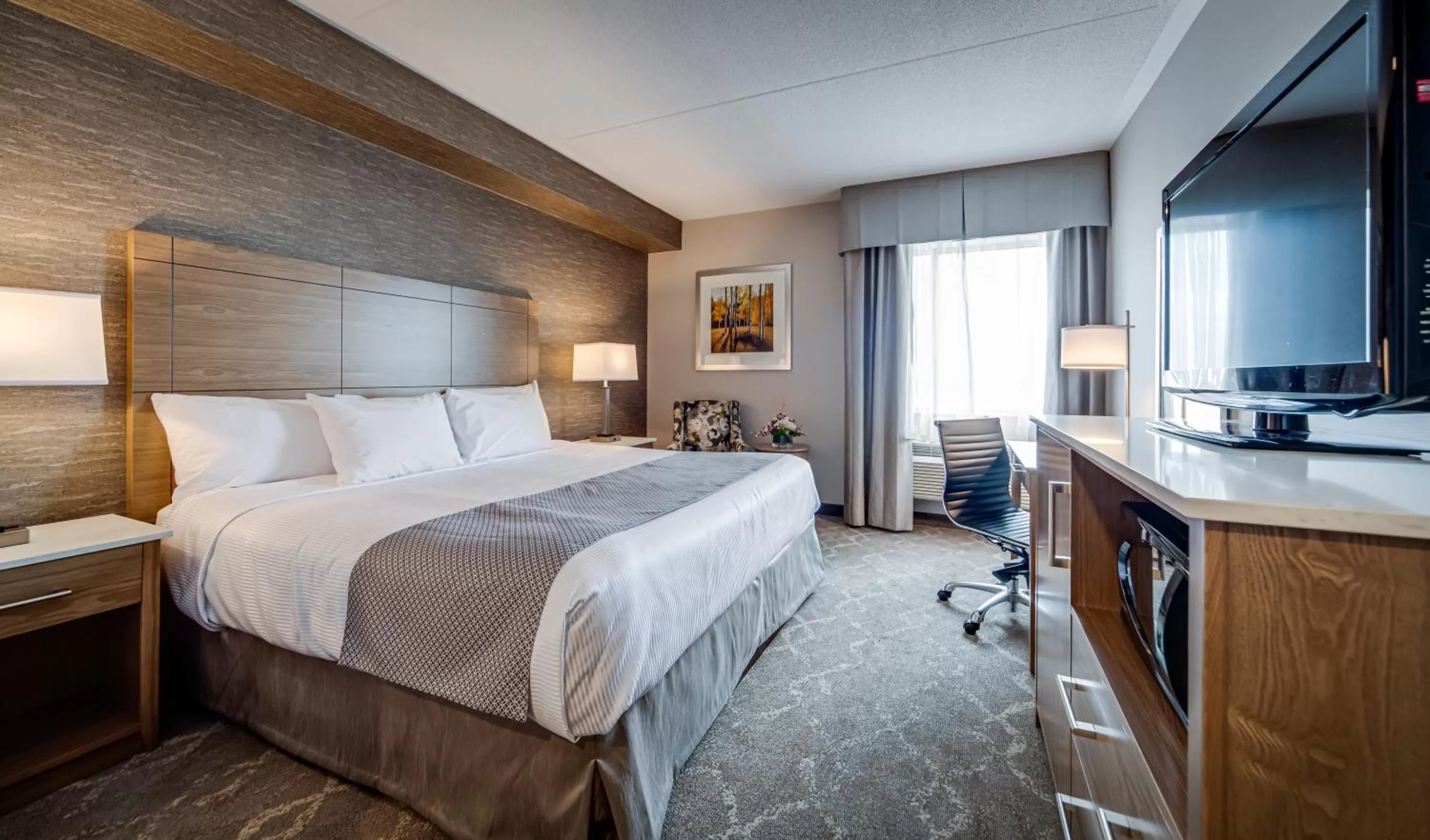 TV and multimedia, Bed in Monte Carlo Inn Vaughan Suites