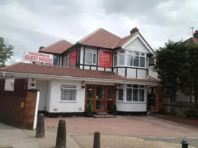 Facade/entrance, Property Building in Twickenham Guest House