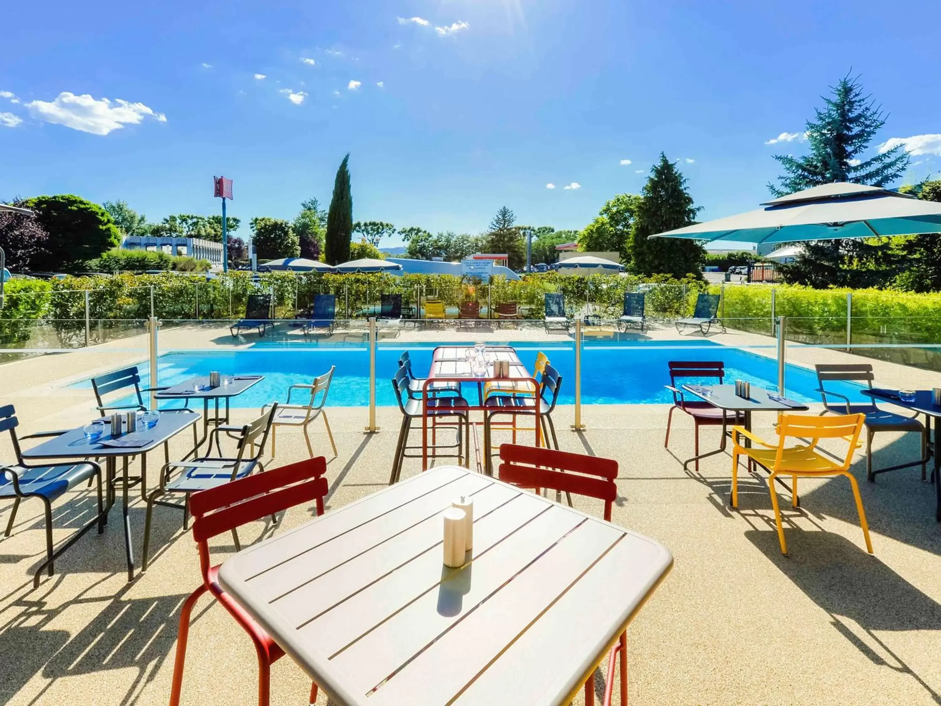 Restaurant/places to eat, Swimming Pool in Ibis Roanne Le Coteau Hotel Restaurant