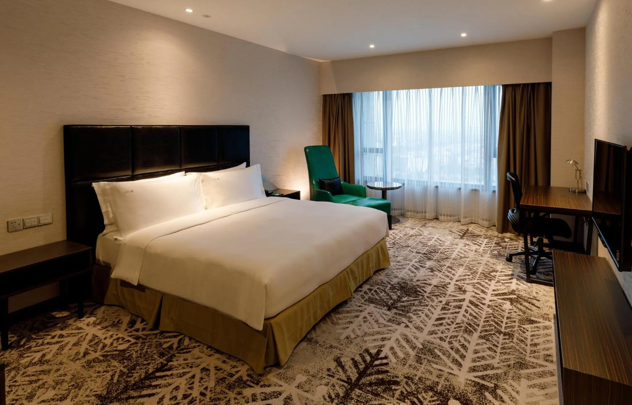 Photo of the whole room, Bed in Crowne Plaza Shanghai Jinshan by IHG