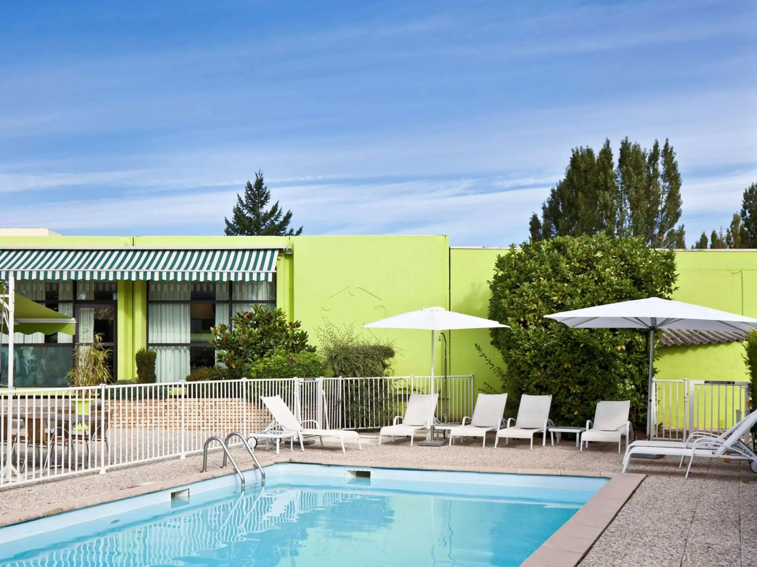 Activities, Swimming Pool in ibis Styles Chalon sur Saône