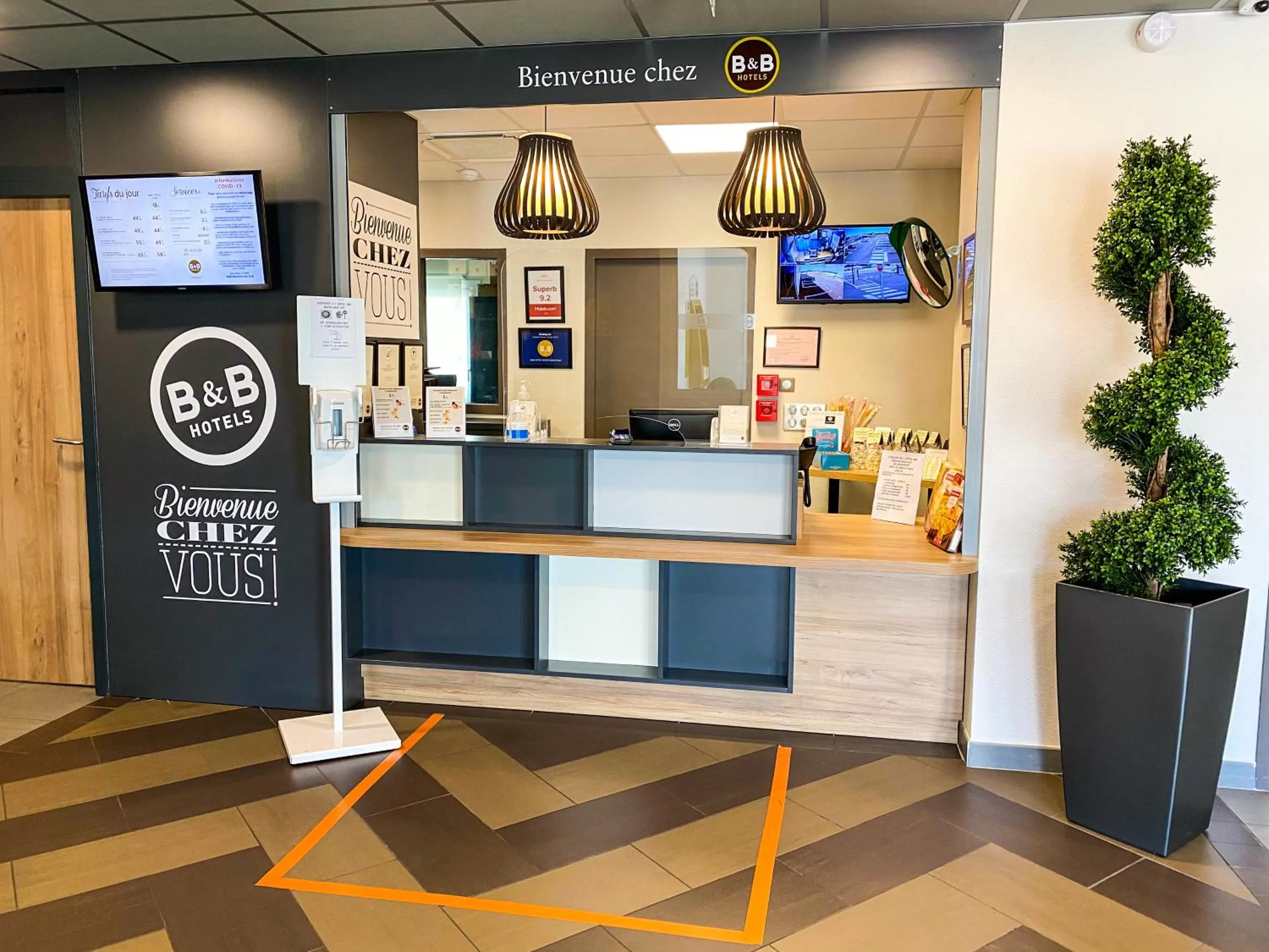 Lobby or reception in B&B HOTEL Montélimar Sud