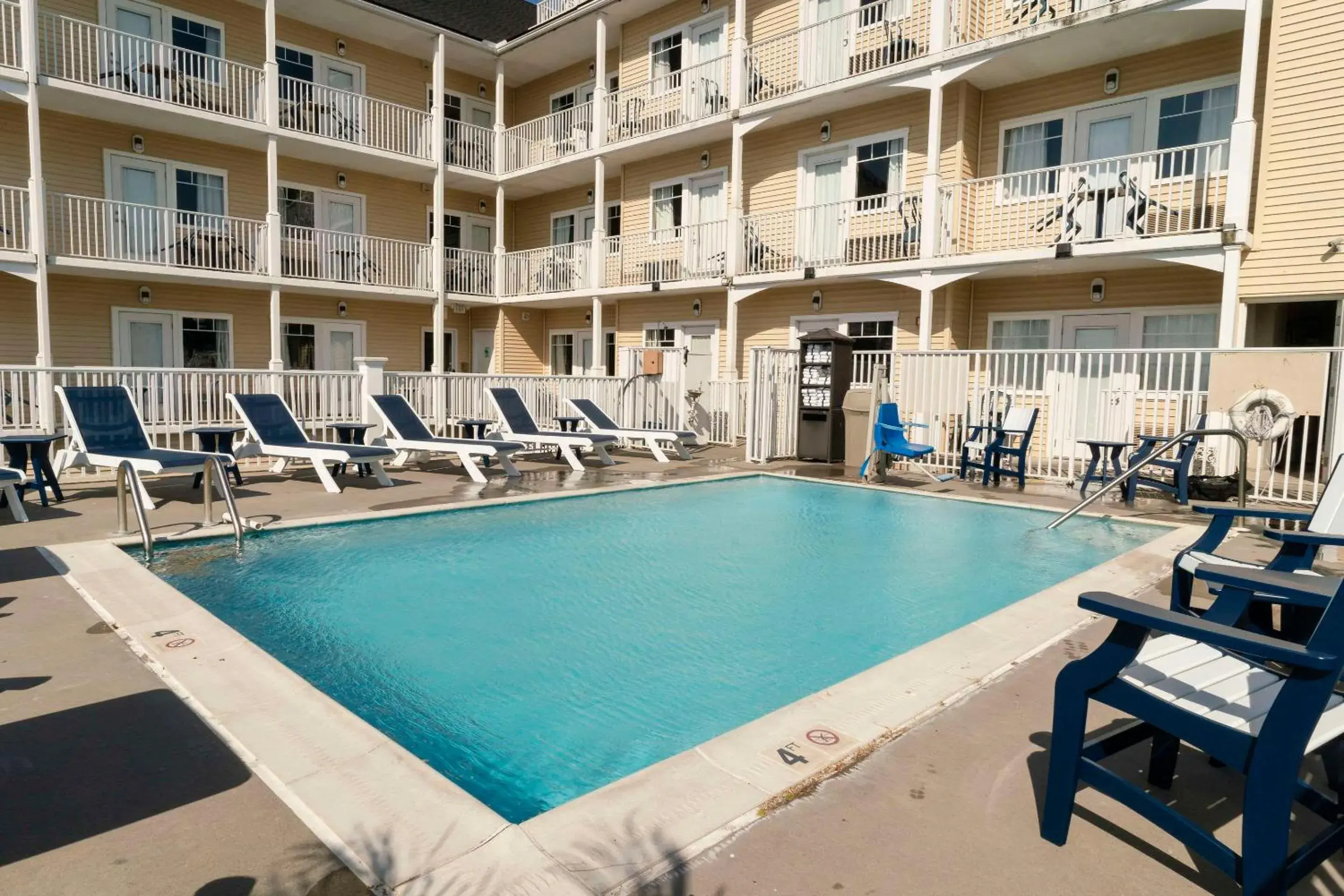 Swimming Pool in Gateway Hotel & Suites, an Ascend Hotel Collection Member