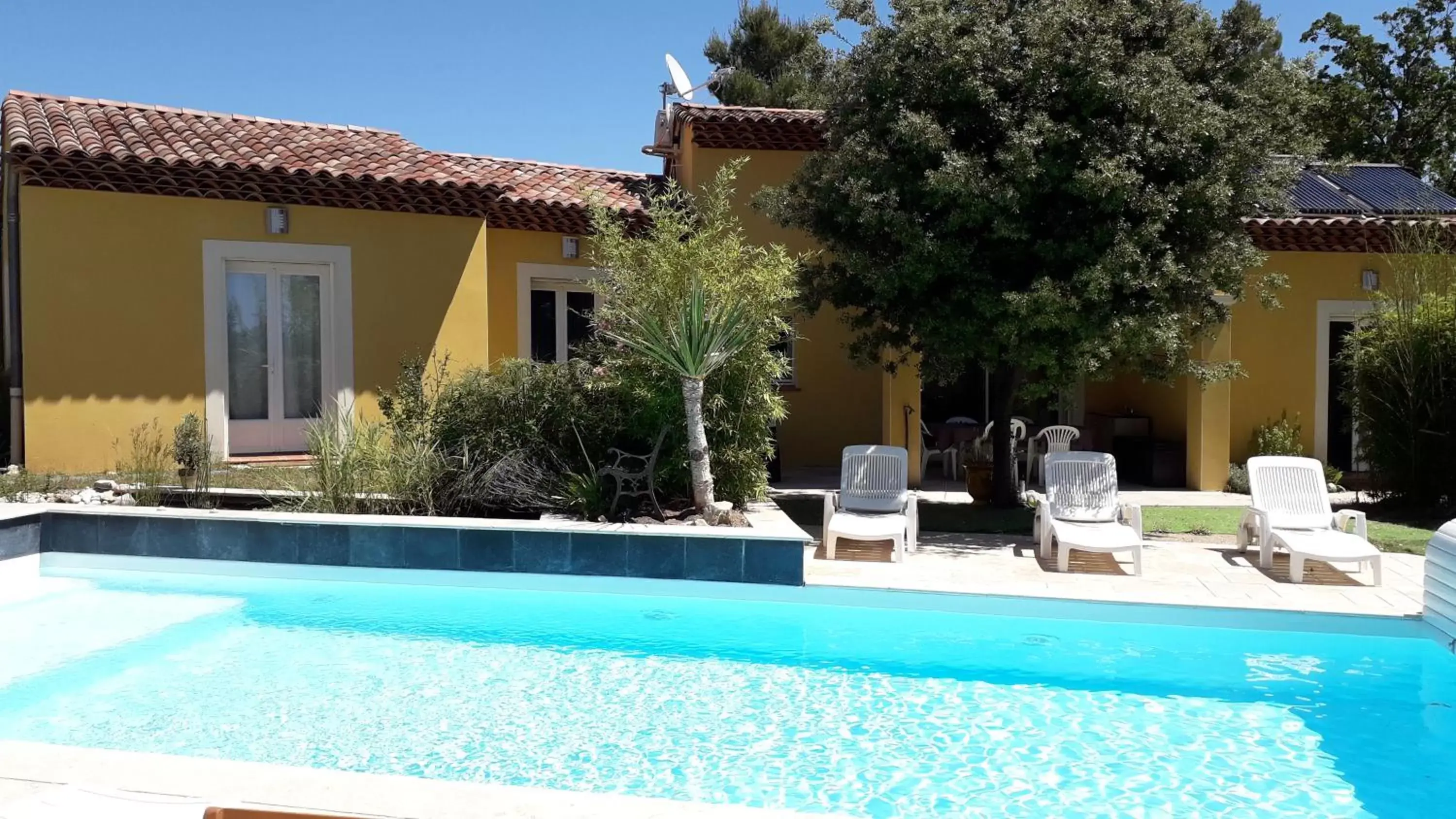 Swimming Pool in La Villa Provençale