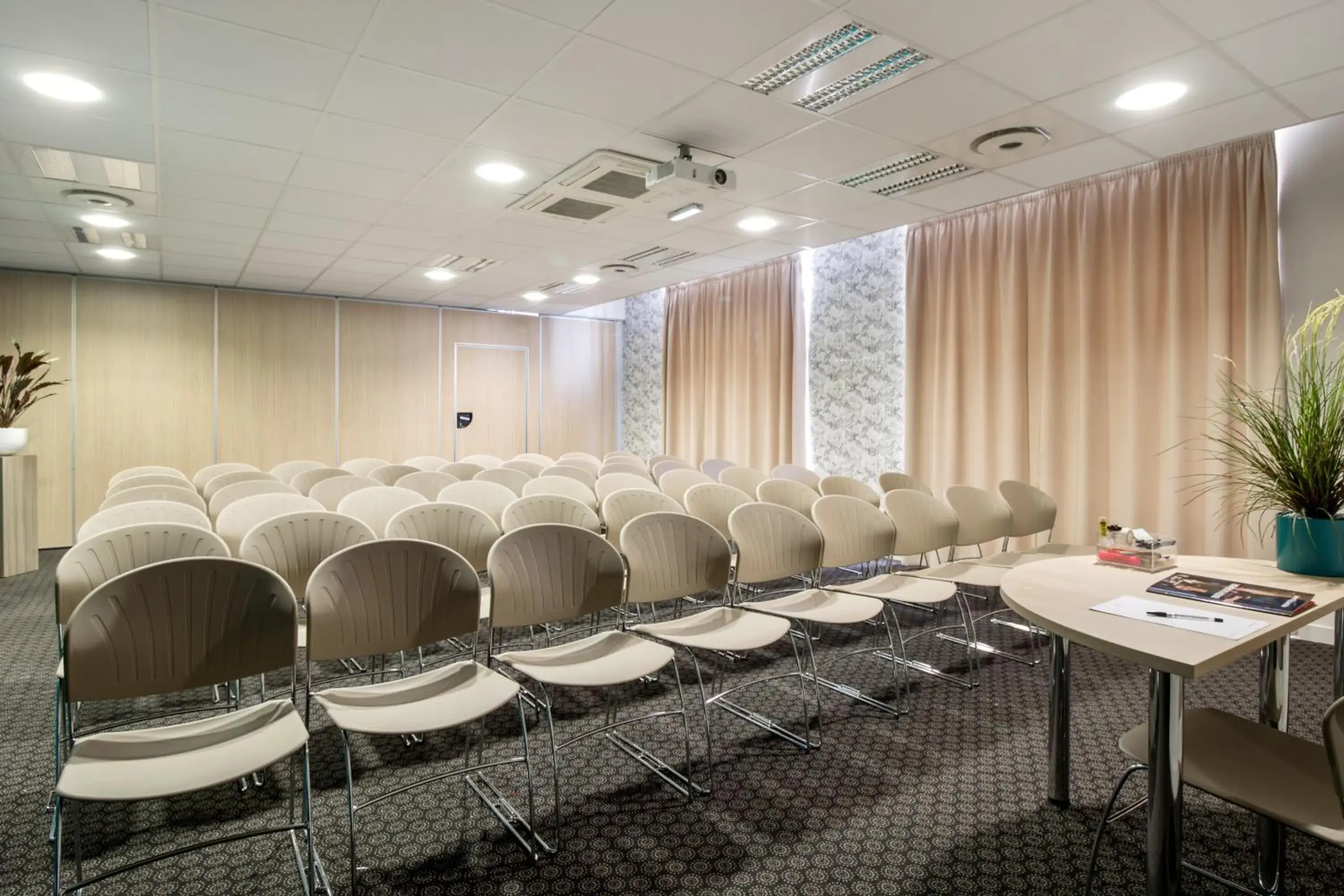 Meeting/conference room in Appart'City Confort Le Bourget - Aeroport