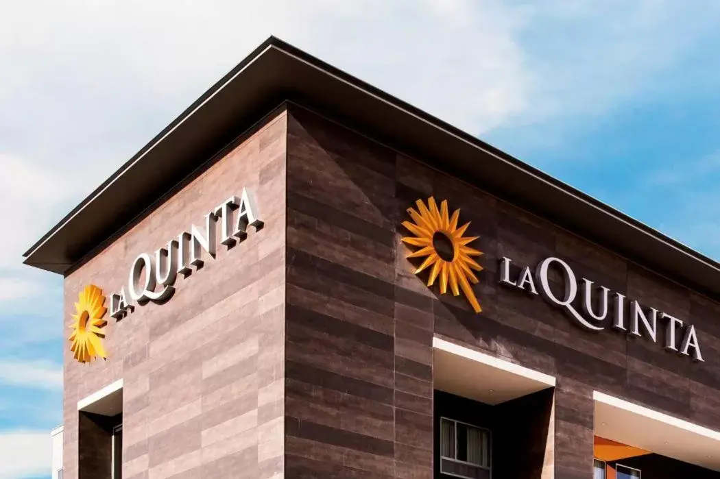 Property Logo/Sign in La Quinta Inn & Suites by Wyndham Sulphur