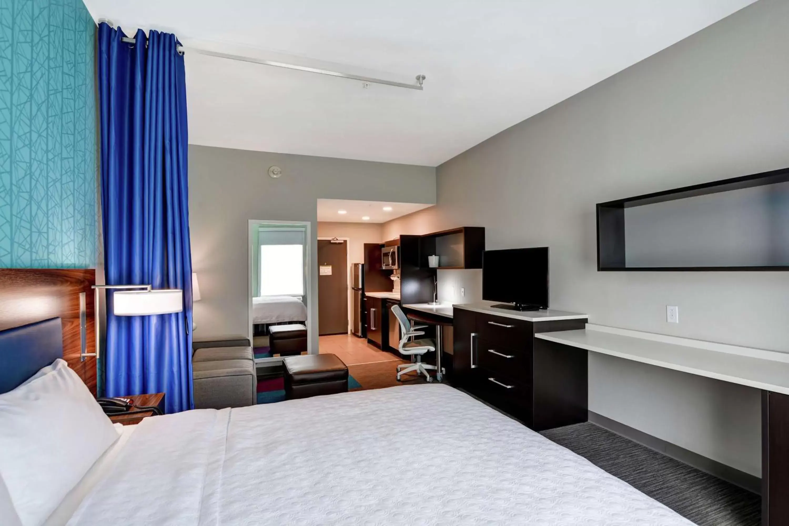 Bed, TV/Entertainment Center in Home2 Suites Pensacola I-10 At North Davis Hwy