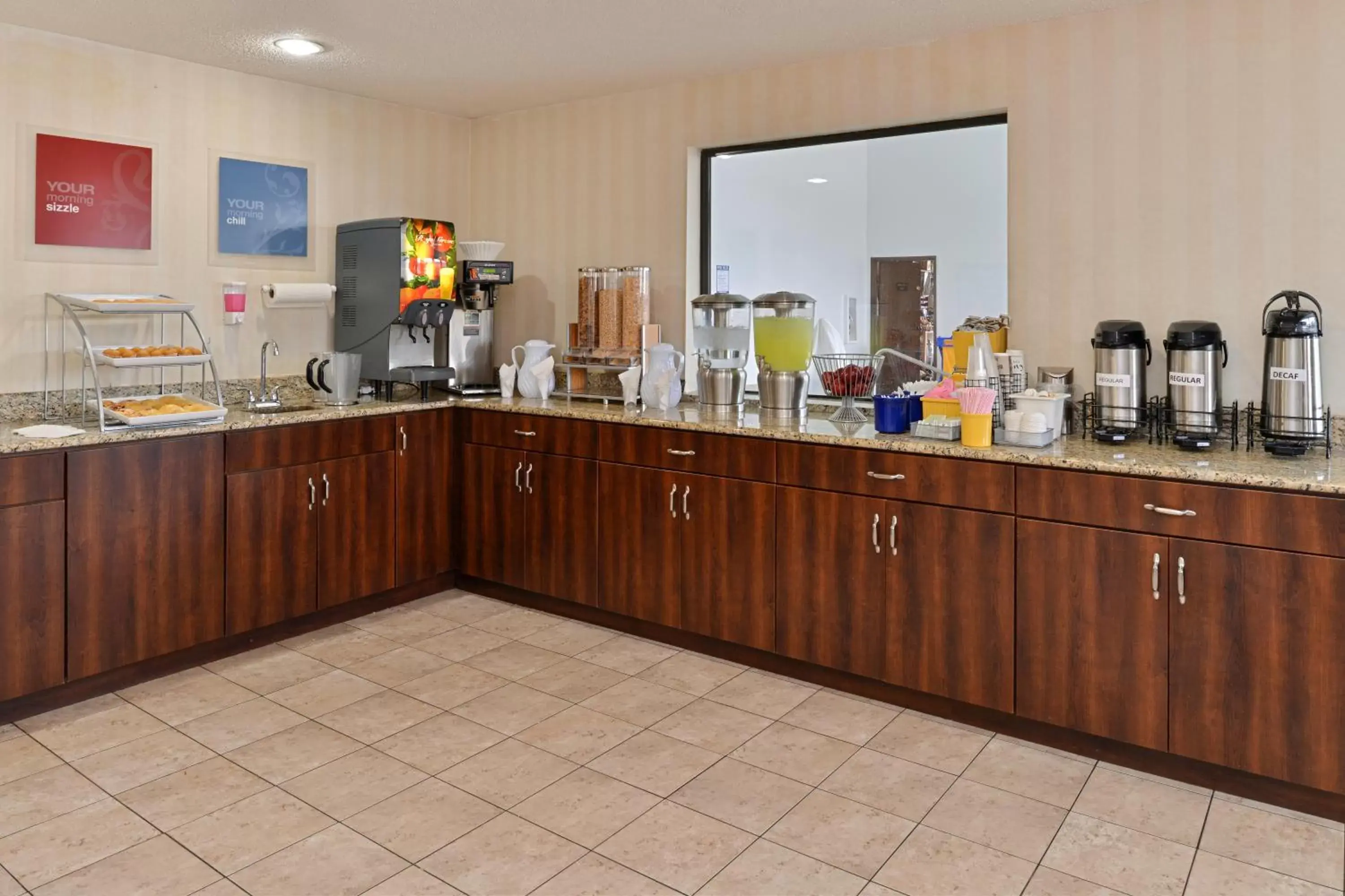 Dining area, Restaurant/Places to Eat in SYLO Hotel Denver Airport, a Ramada by Wyndham