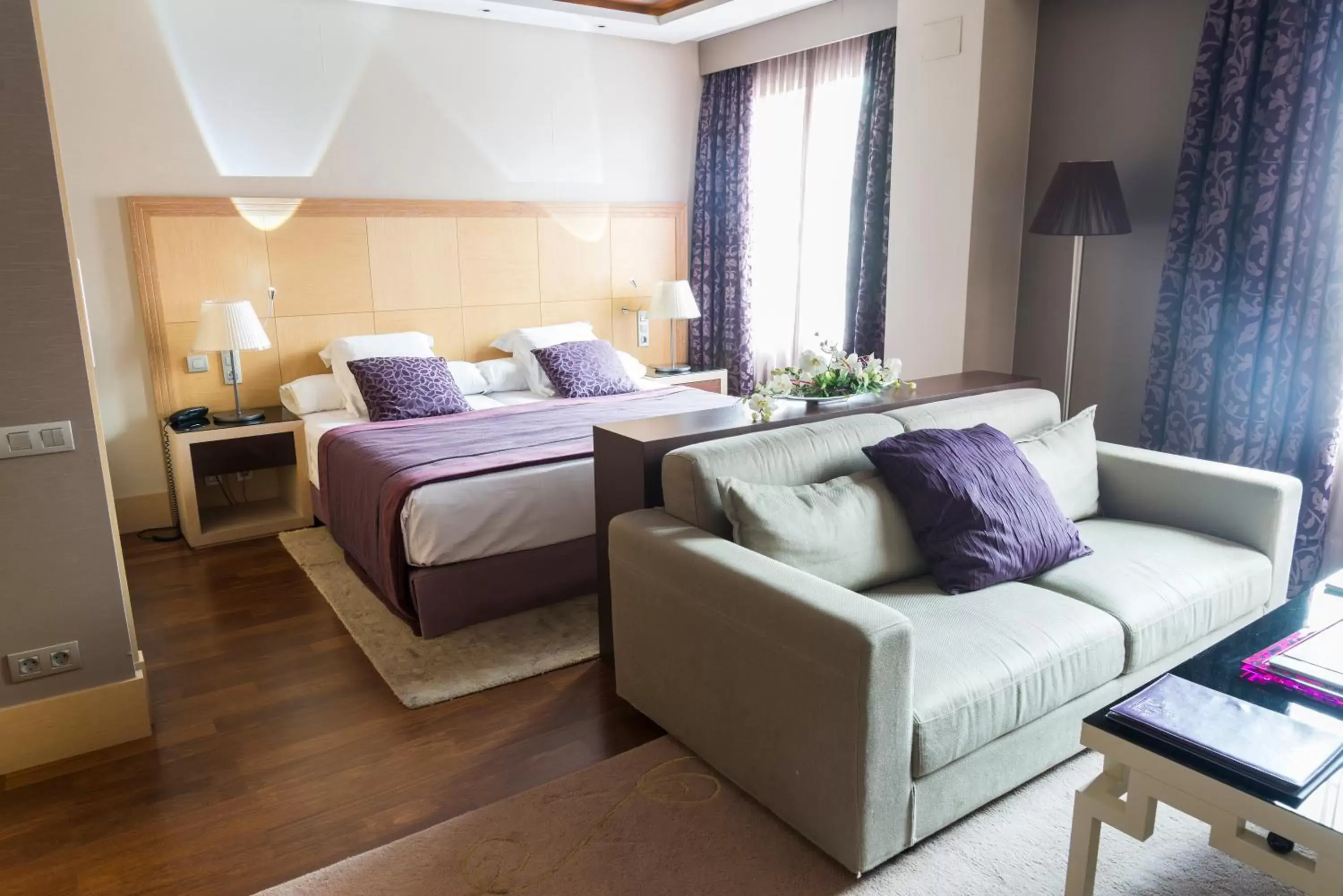 Bed in Nexus Valladolid Suites & Hotel