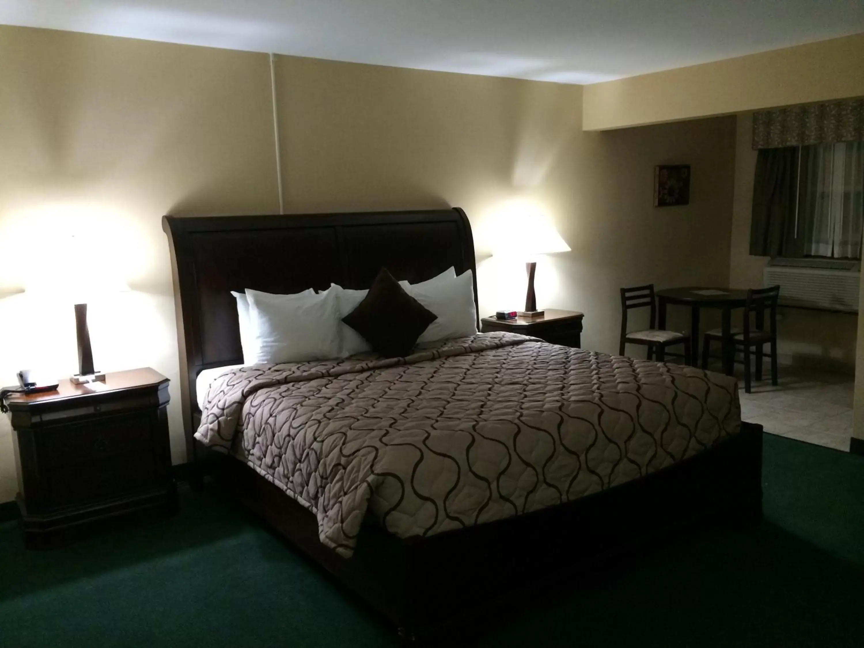 Bed in Pacer Inn & Suites Motel