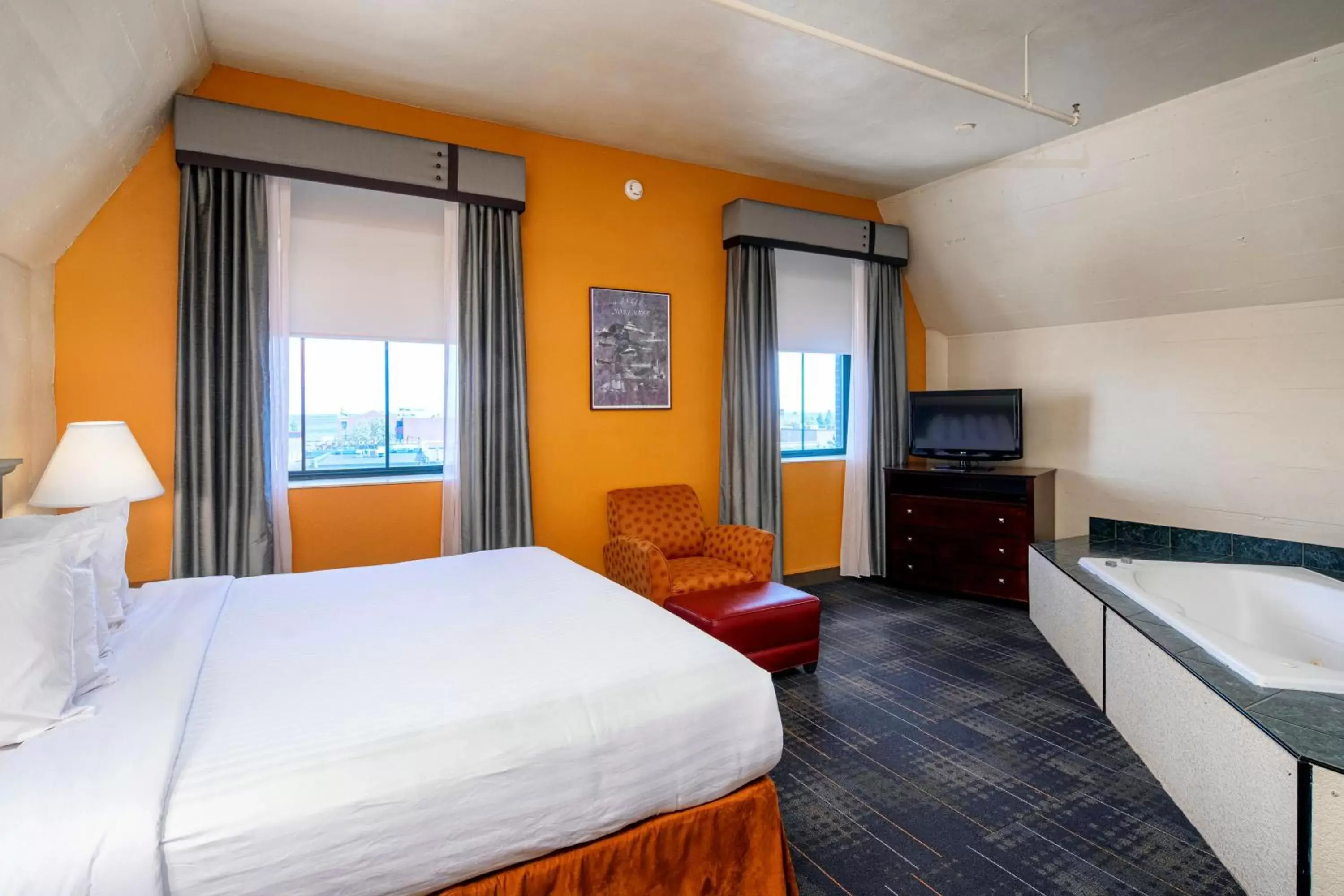 TV and multimedia, Bed in The Suites Hotel at Waterfront Plaza