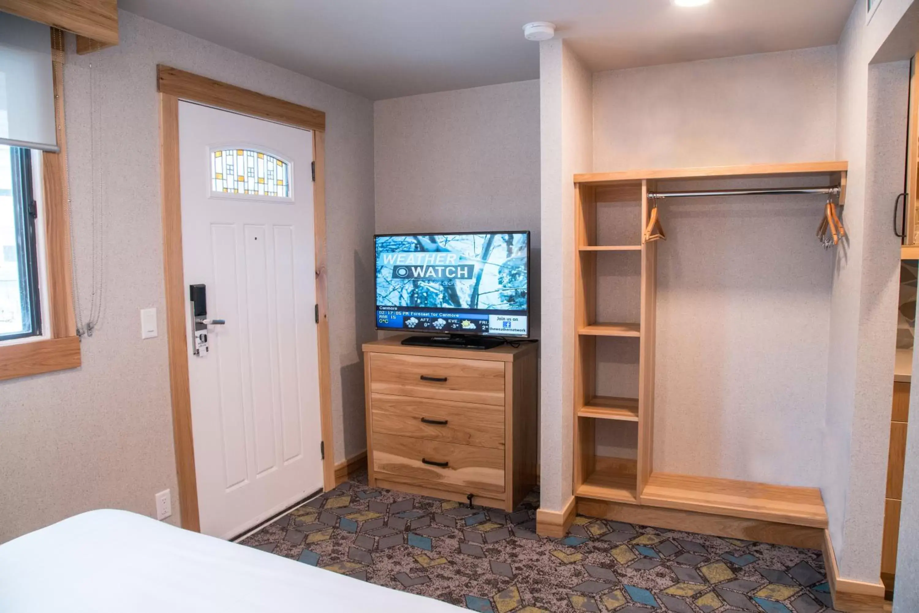 Bed, TV/Entertainment Center in Tunnel Mountain Resort