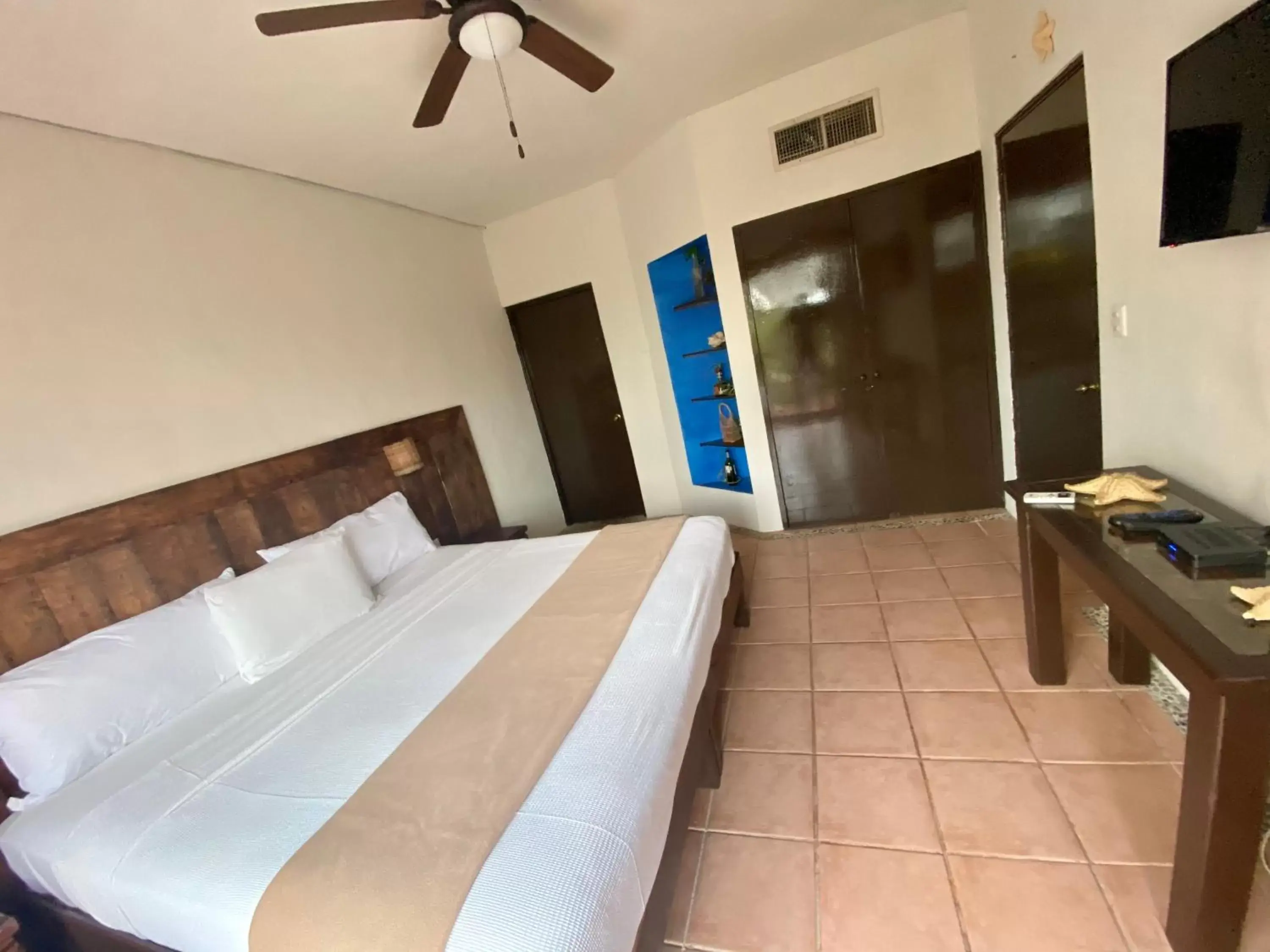 Photo of the whole room, Bed in Casa Caribe Cancun