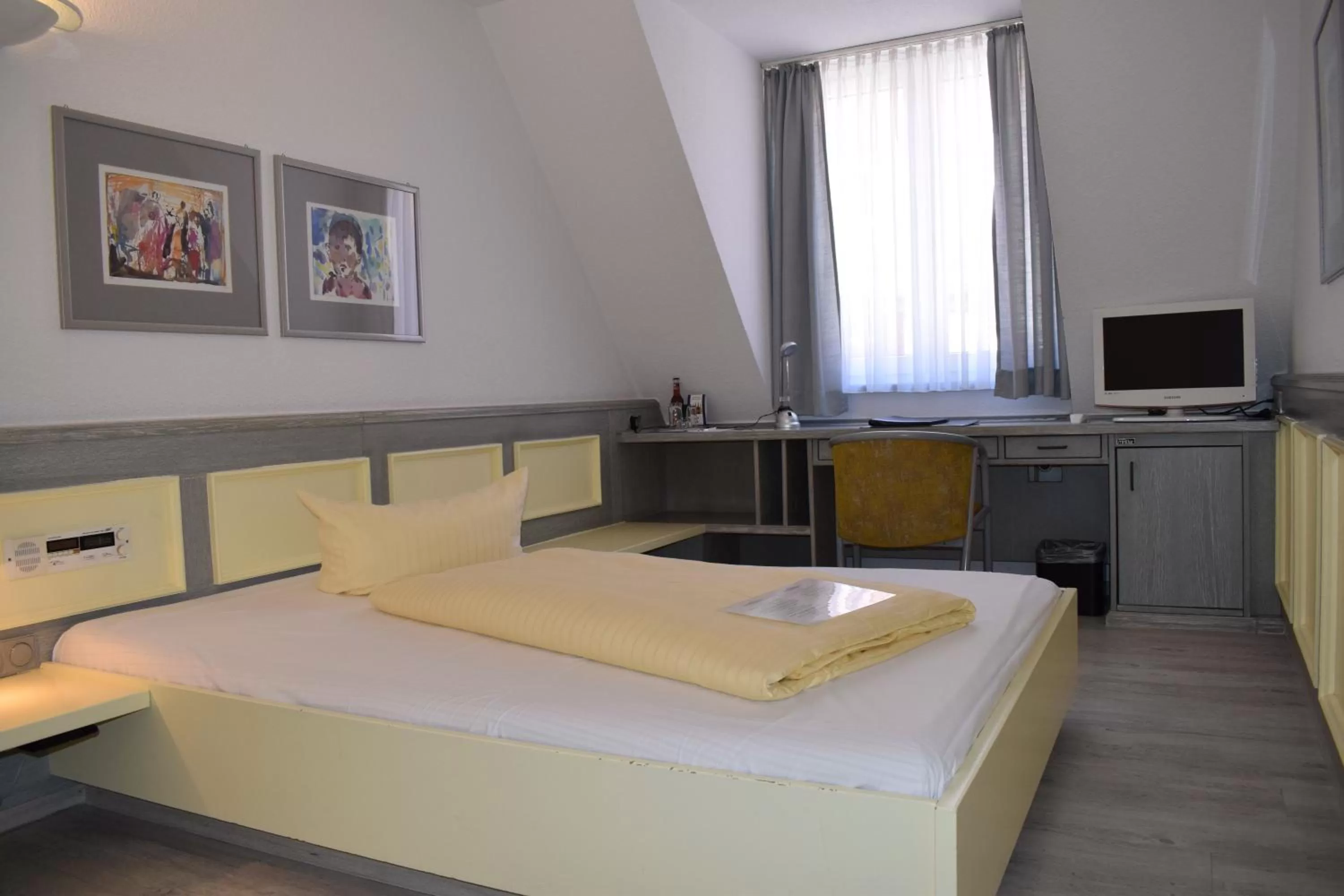 Photo of the whole room, Bed in Avenue Hotel