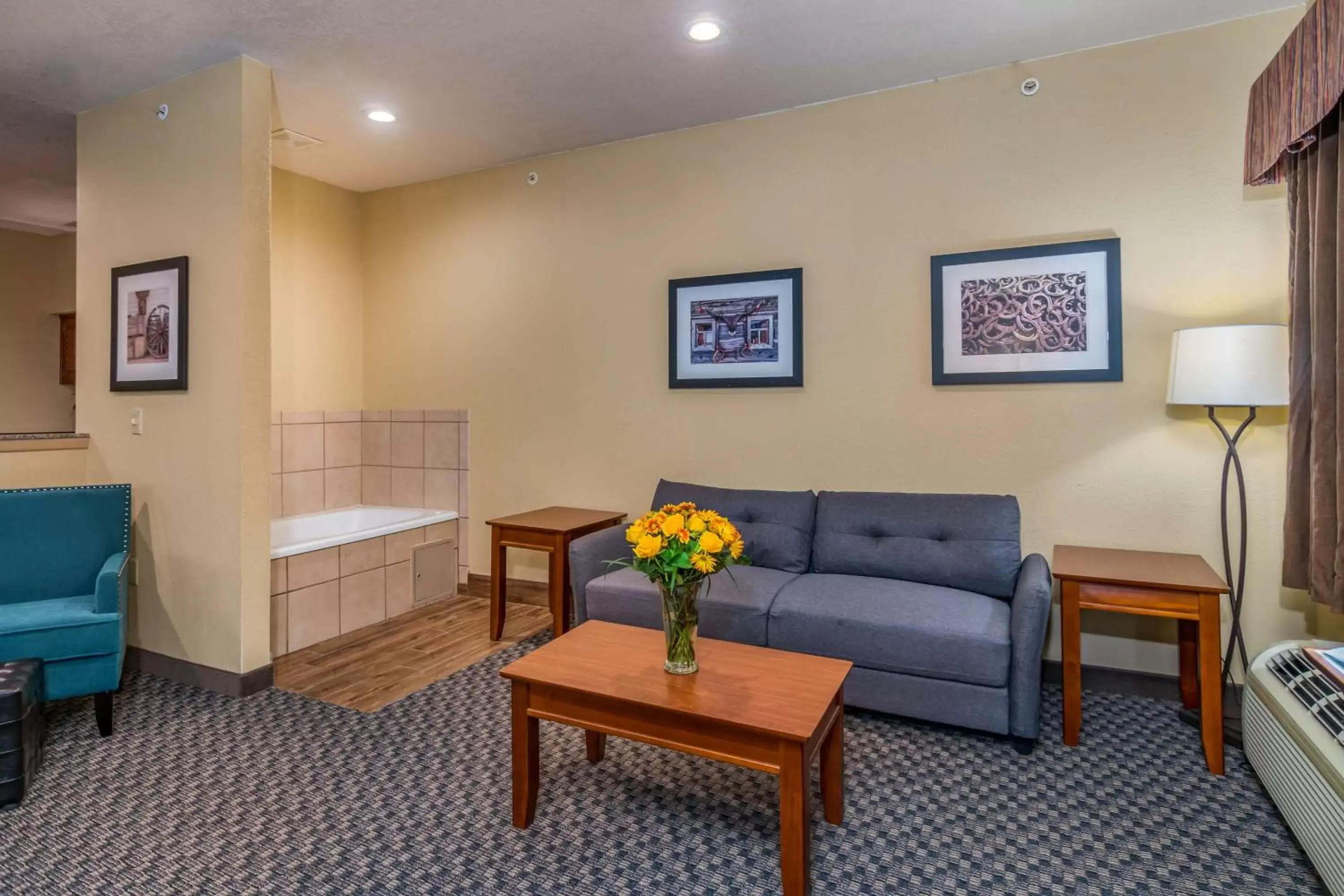 Photo of the whole room, Seating Area in Best Western Plus Shamrock Inn & Suites