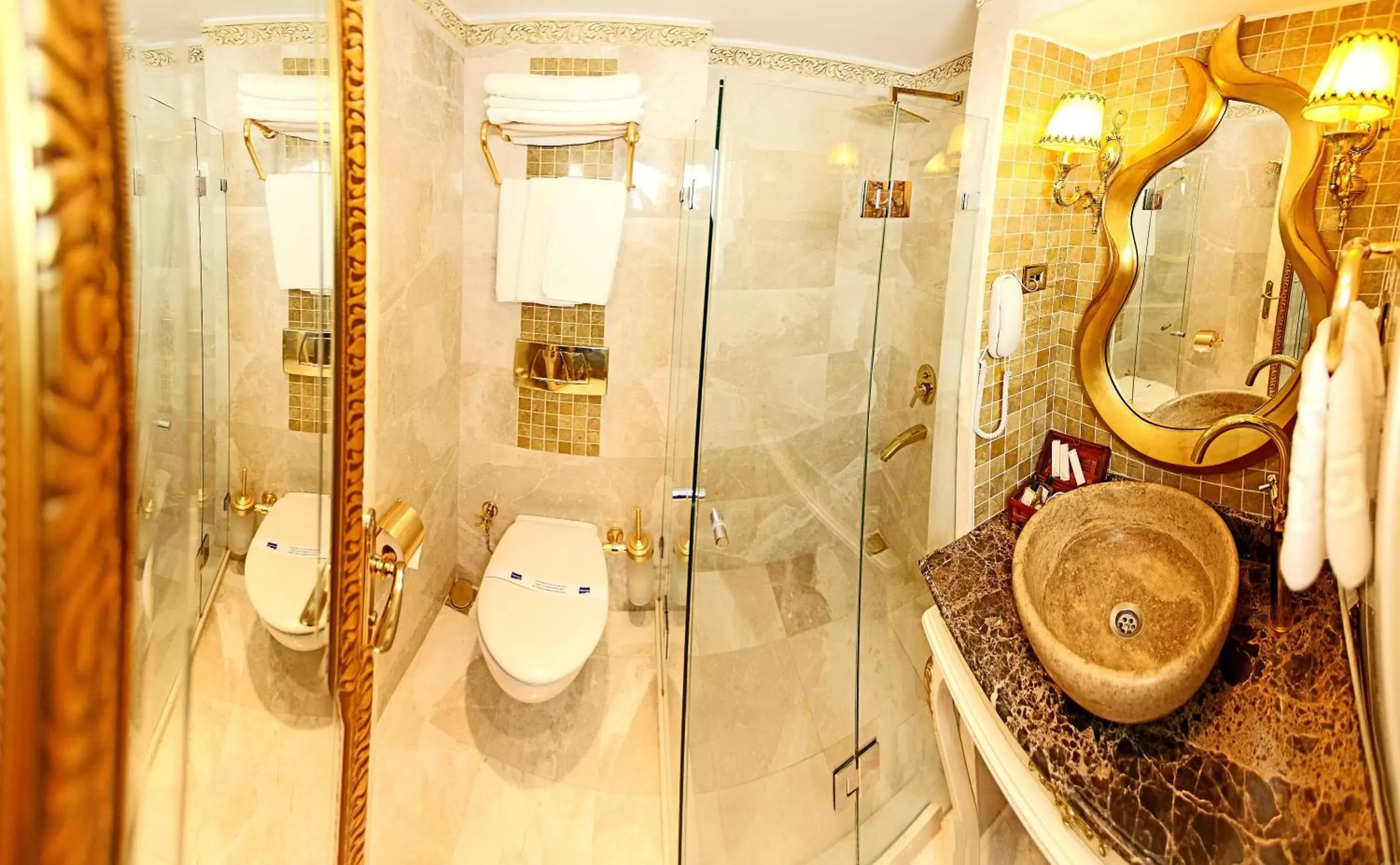 Bathroom in Hotel Buyuk Hamit