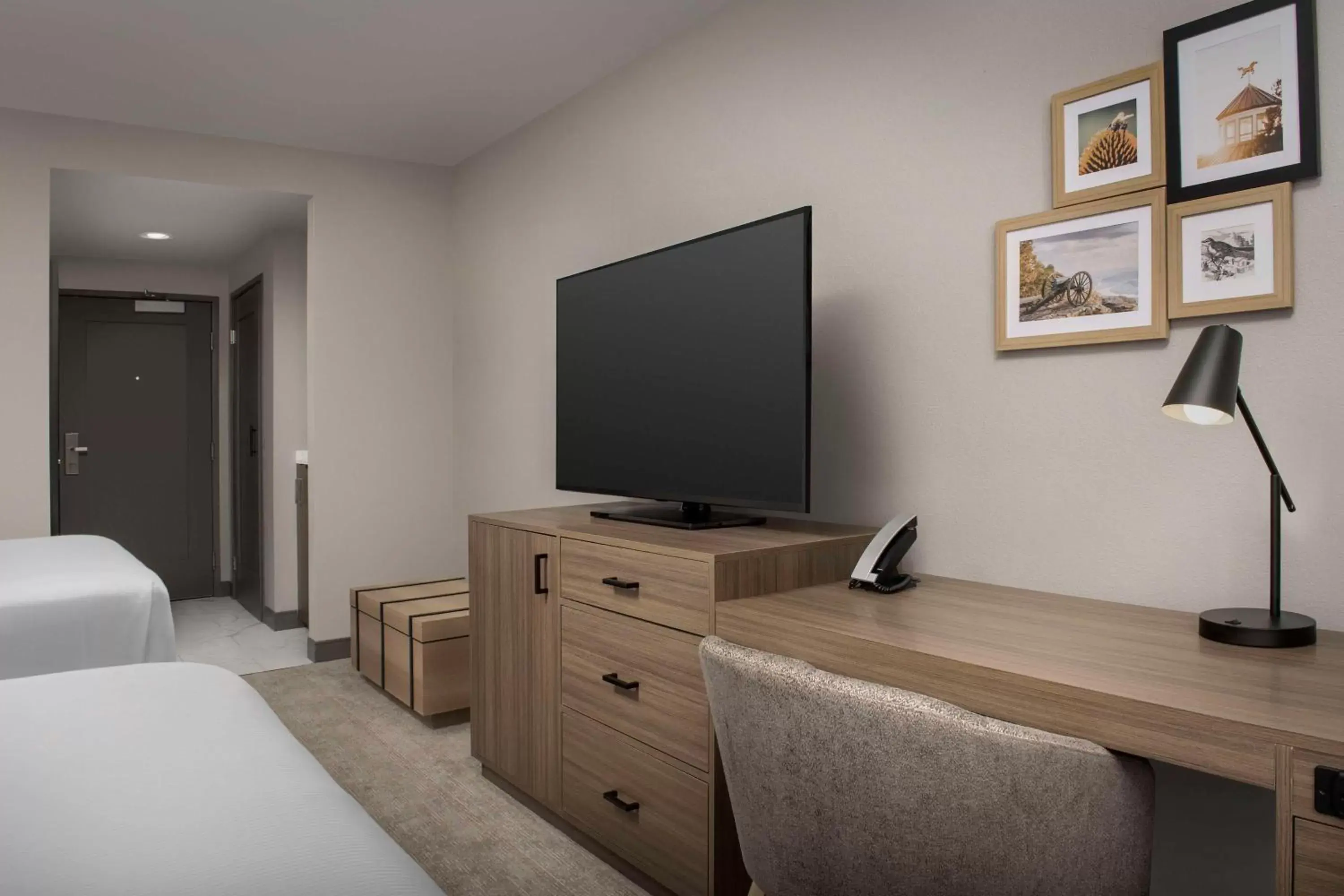 Bedroom, TV/Entertainment Center in Doubletree by Hilton Chattanooga Hamilton Place