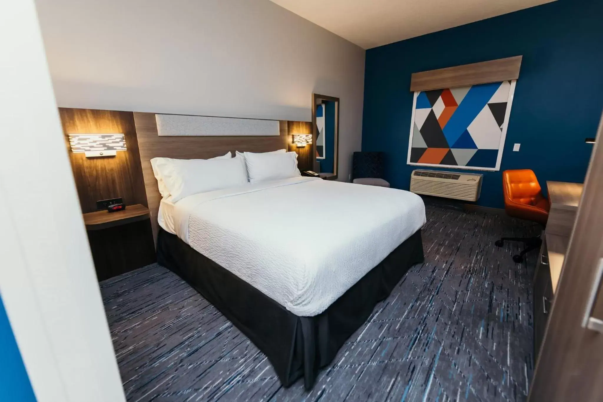 Photo of the whole room, Bed in Holiday Inn Express and Suites Urbandale Des Moines, an IHG Hotel