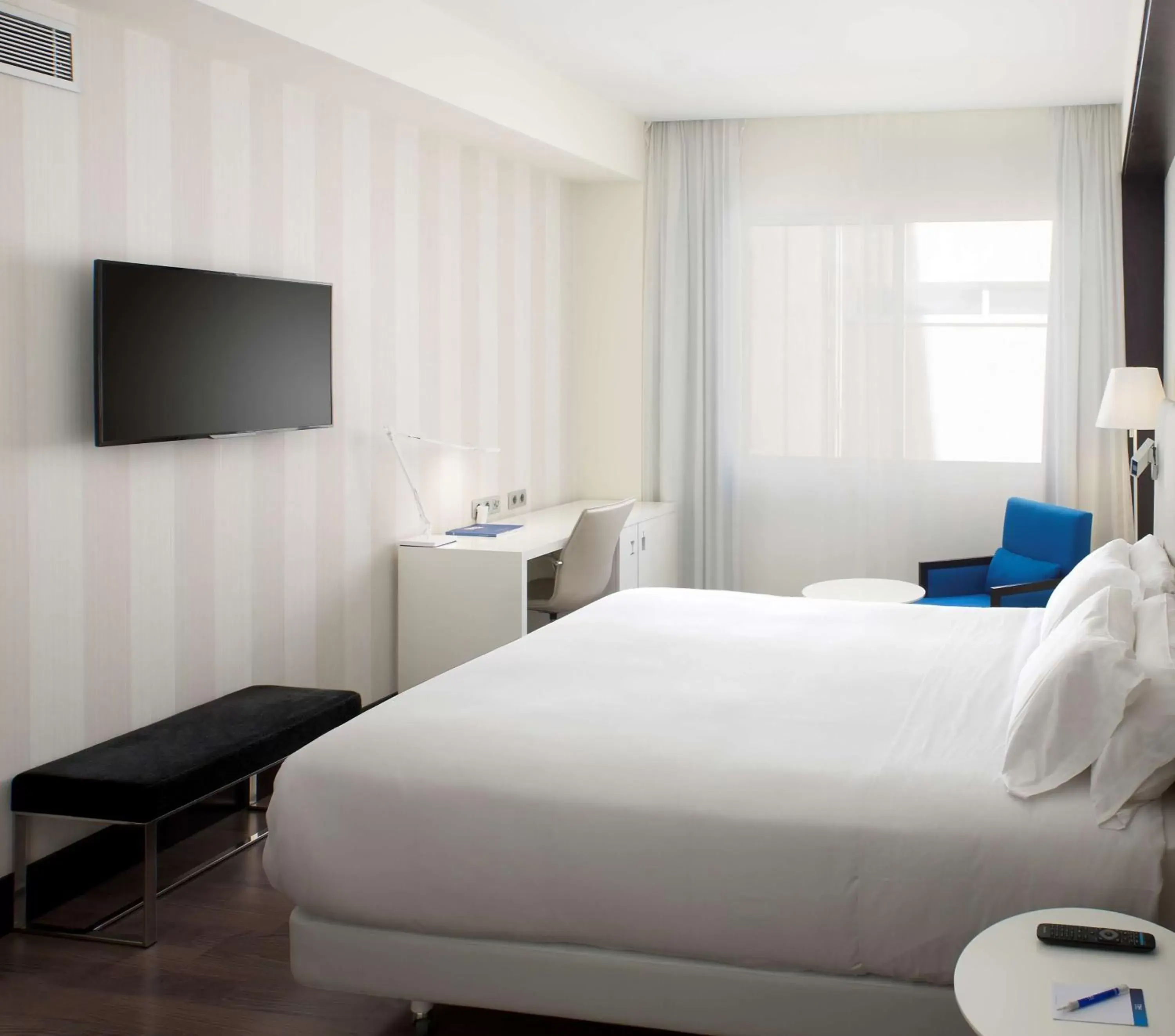 Photo of the whole room, Bed in NH Madrid Lagasca