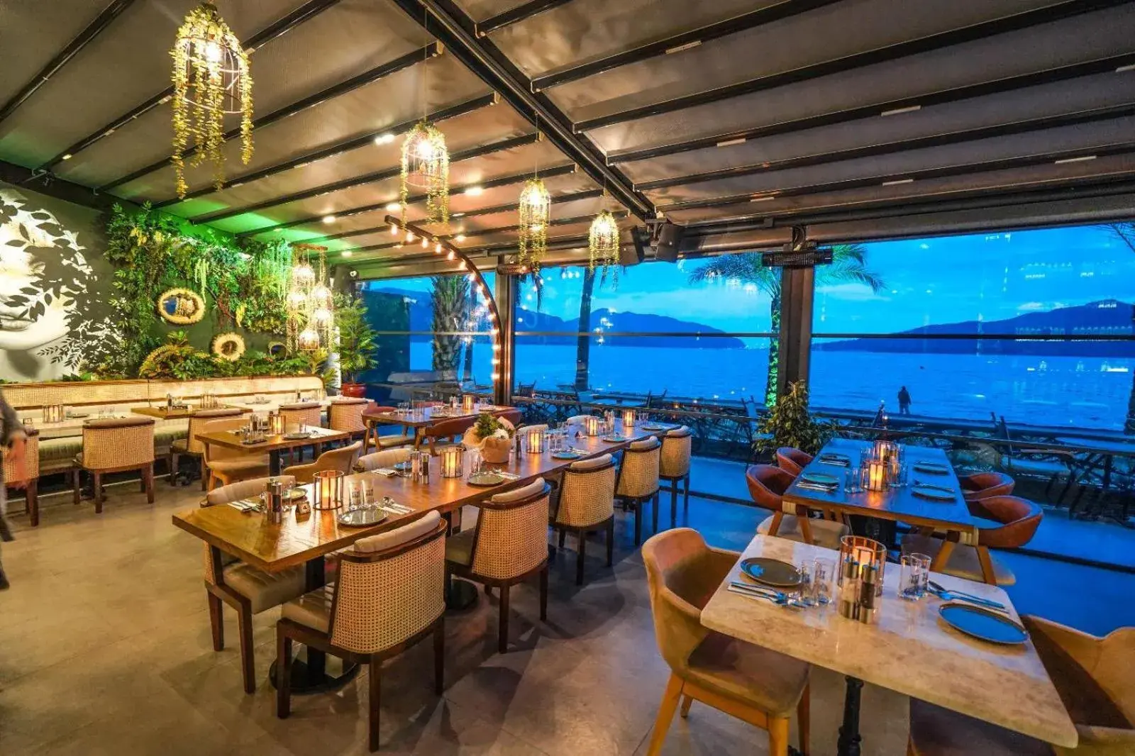 Restaurant/Places to Eat in Aurasia Beach Hotel
