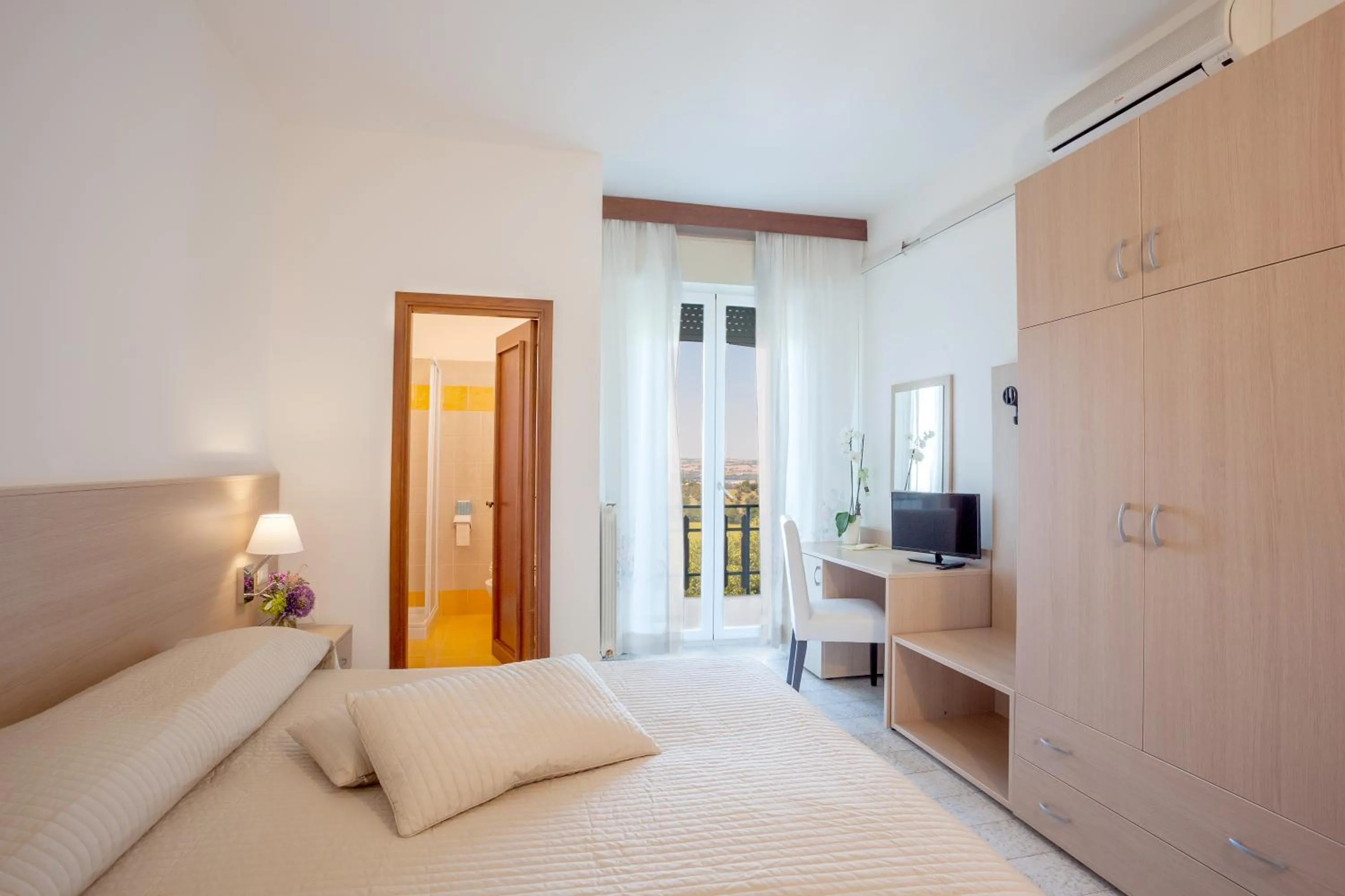 Shower, Bed in La Cantinella