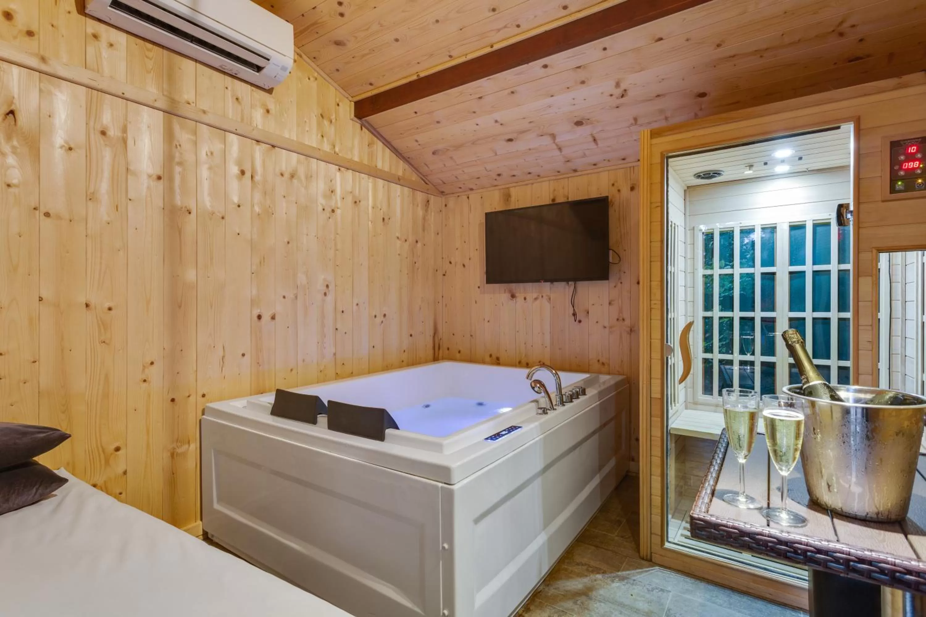 Hot Tub, Bed in Villa Elisio Hotel & Spa