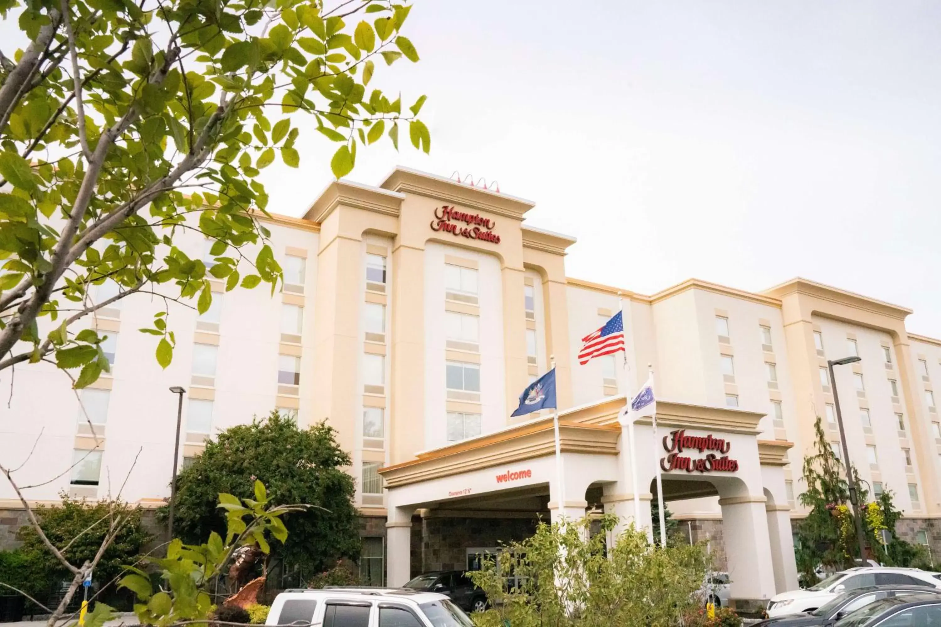 Property Building in Hampton Inn & Suites Staten Island