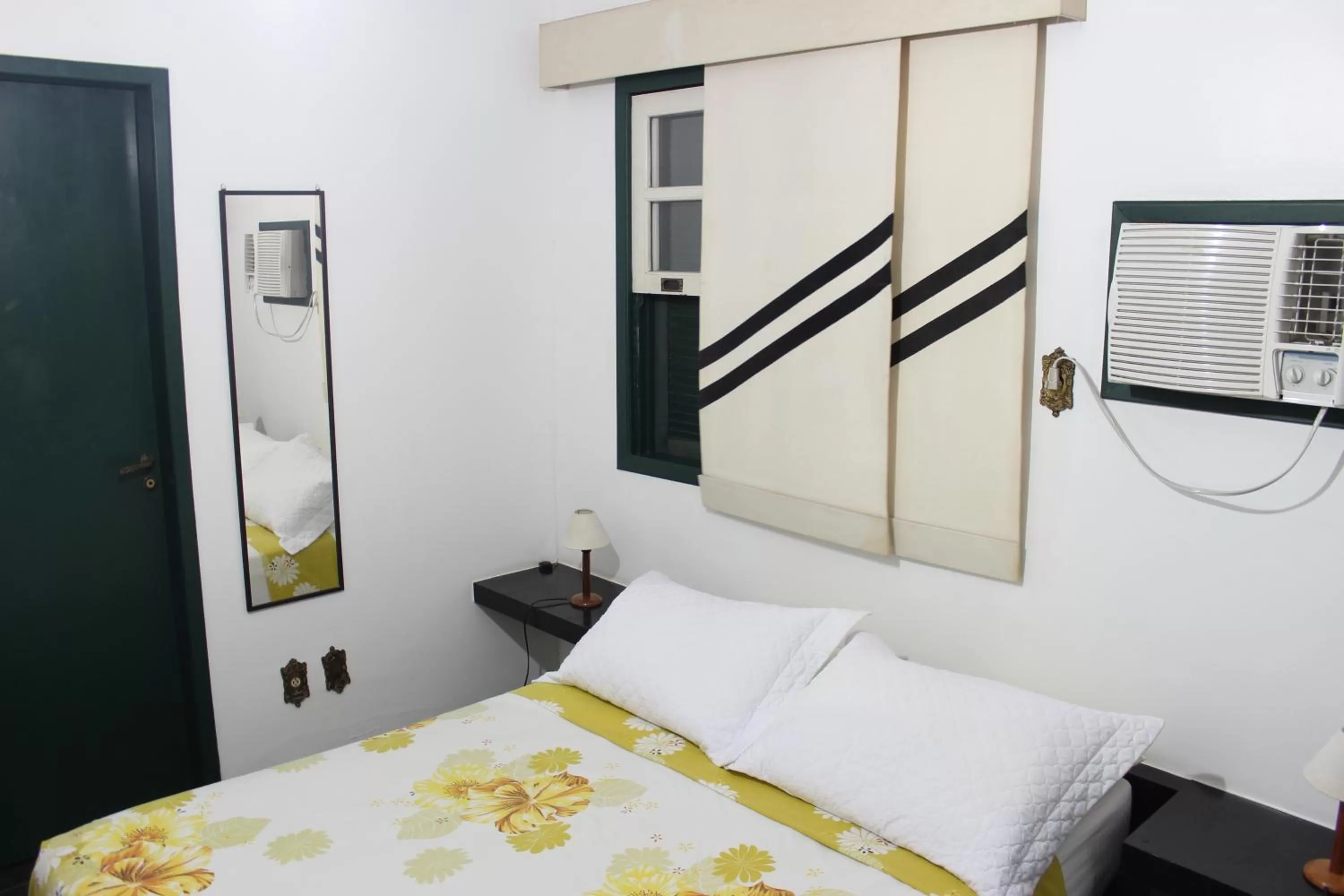 Photo of the whole room, Bed in Pousada Canteiros