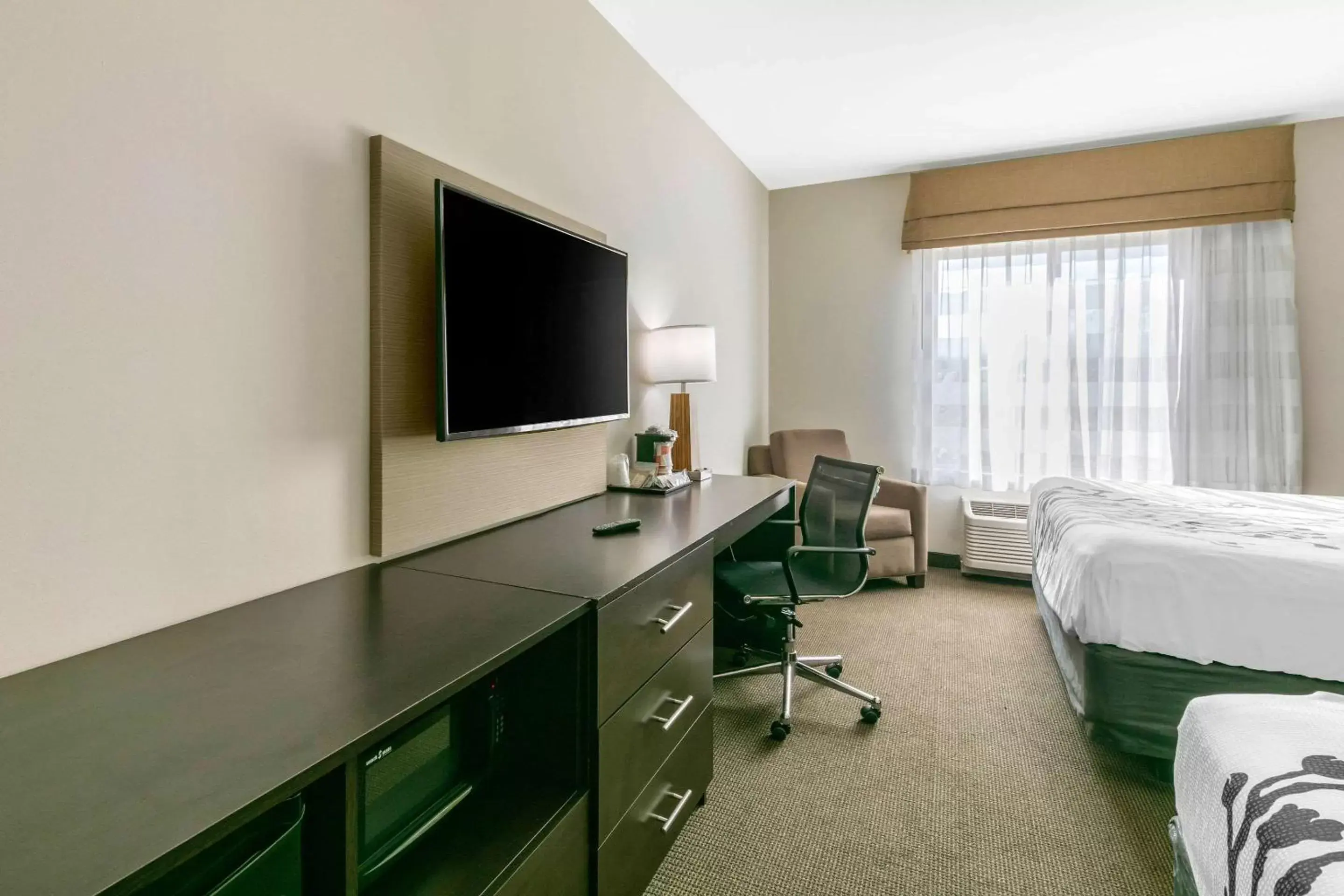 Photo of the whole room, TV/Entertainment Center in Sleep Inn & Suites Columbia