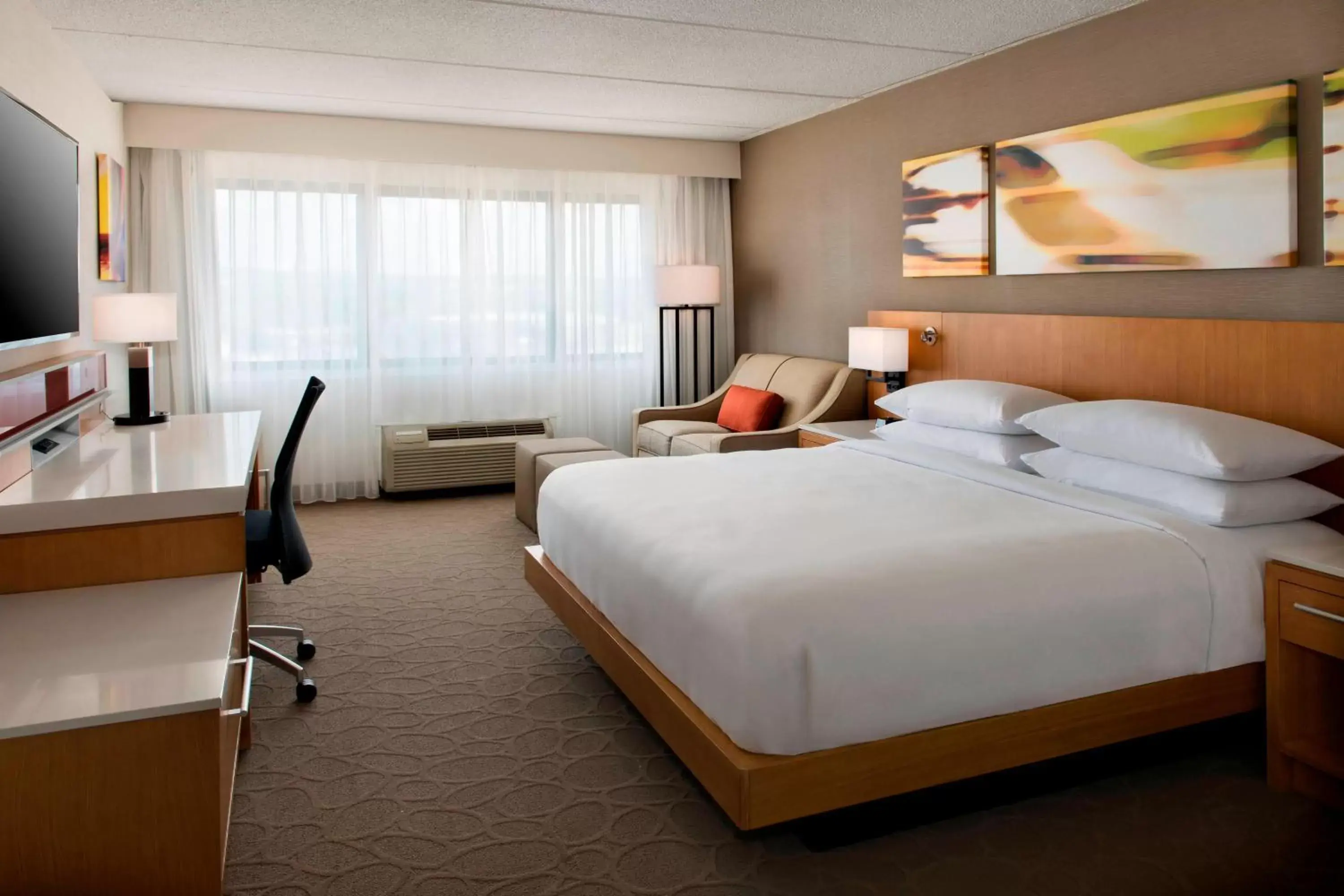 Photo of the whole room, Bed in Delta Hotels by Marriott Utica