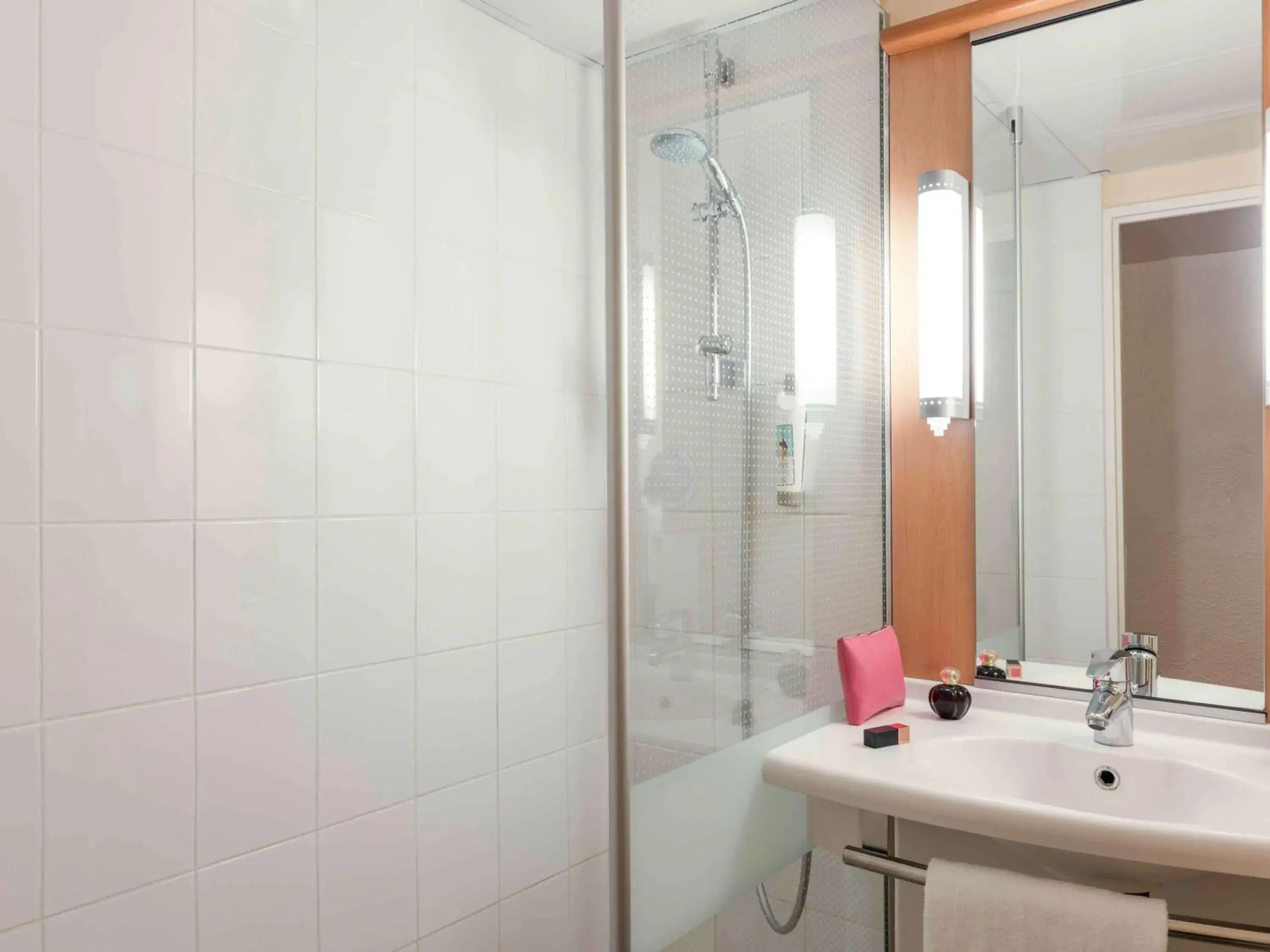 Photo of the whole room, Bathroom in ibis Paris la Défense Centre