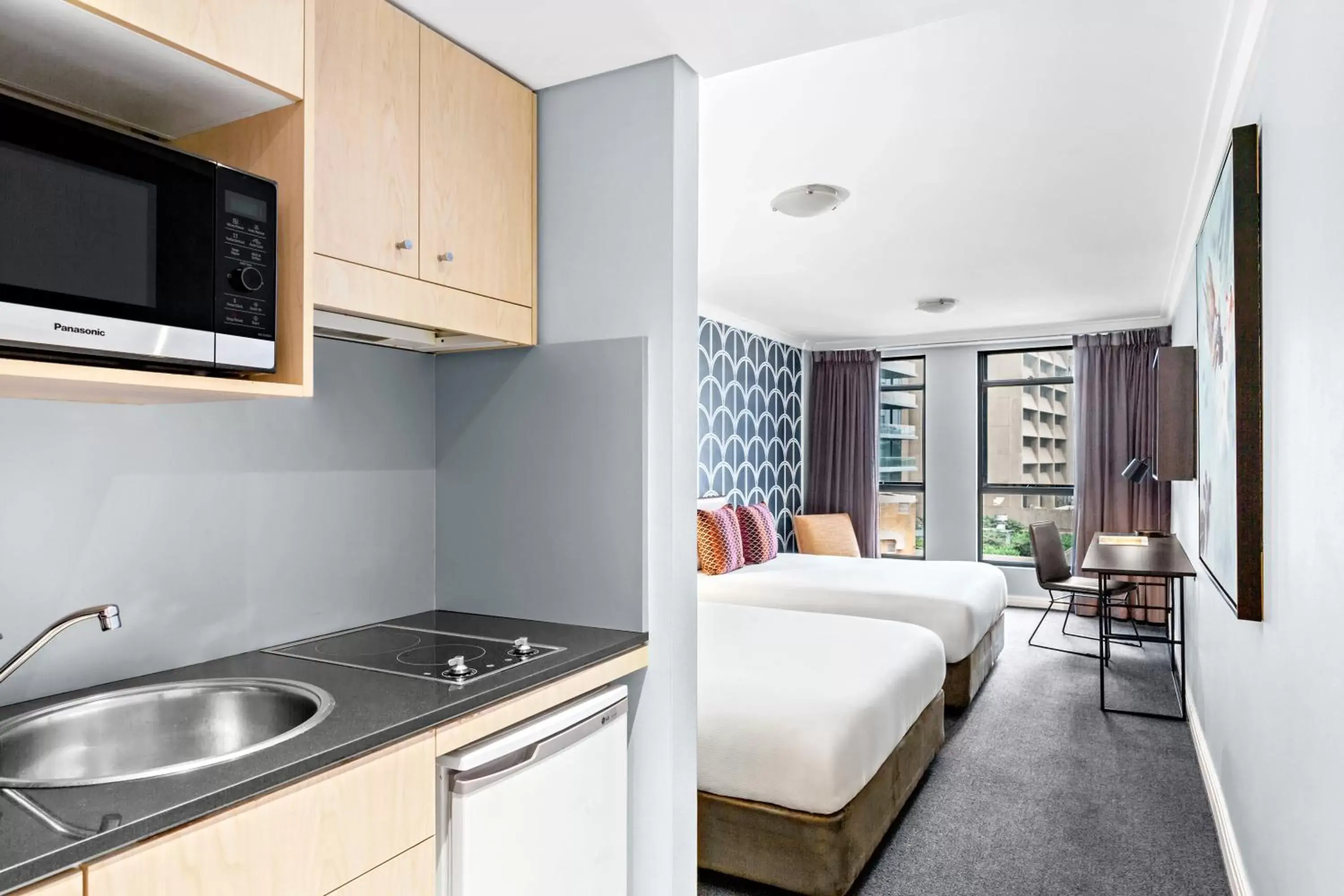 Bed, Kitchen/Kitchenette in Mantra Sydney Central