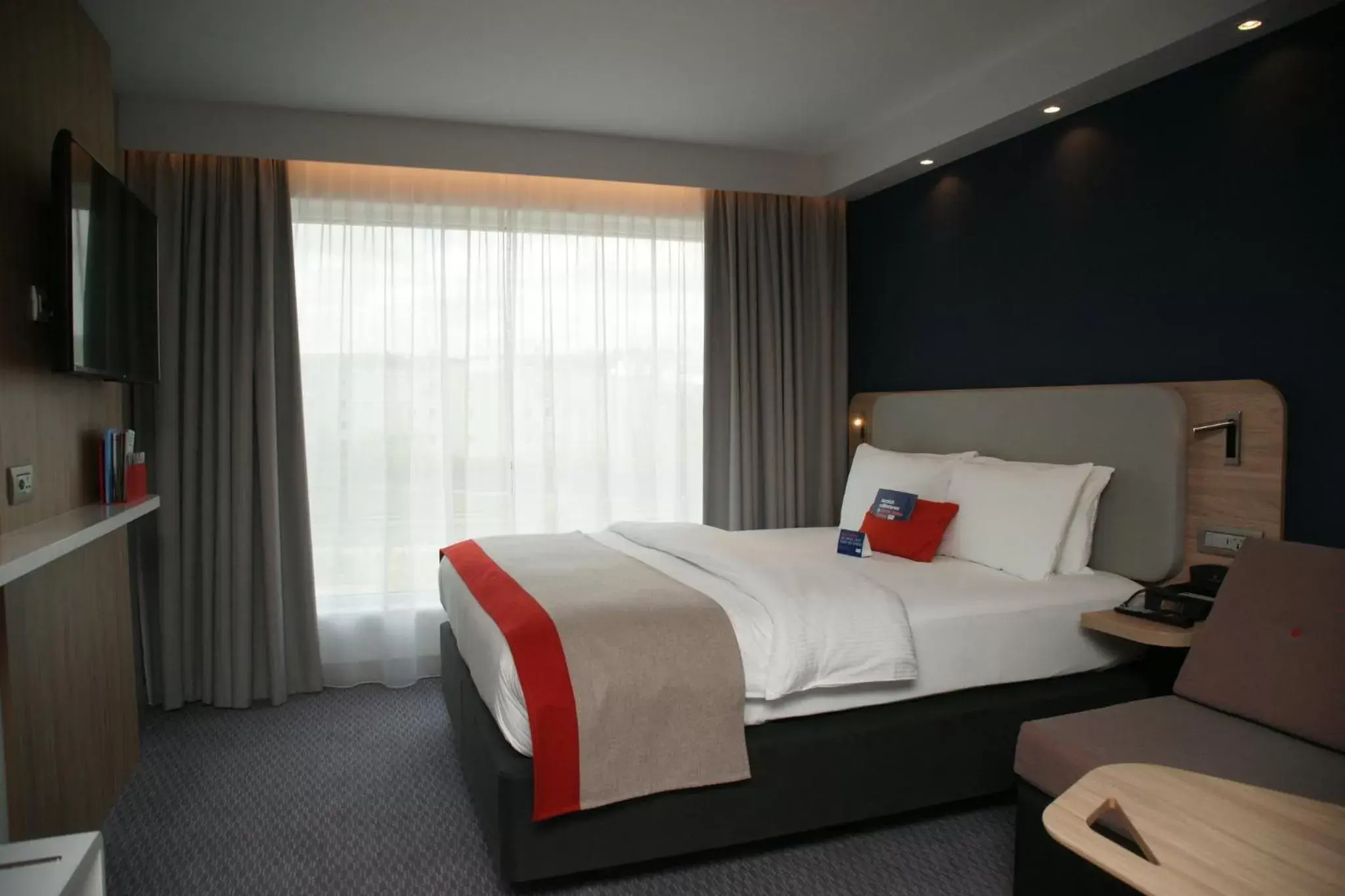 Photo of the whole room, Bed in Holiday Inn Express Zürich Airport, an IHG Hotel