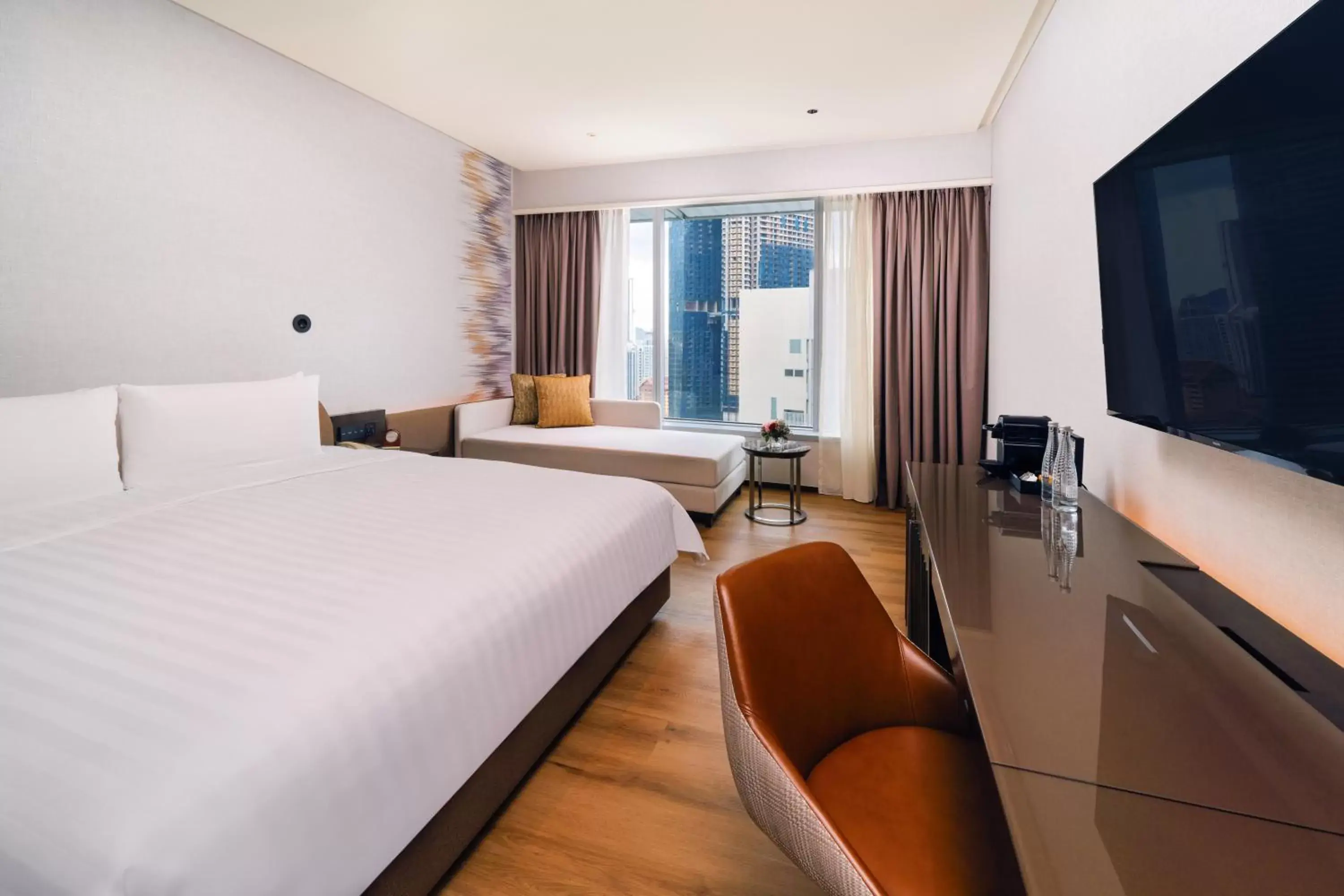 Bed, TV/Entertainment Center in Traders Hotel, Kuala Lumpur