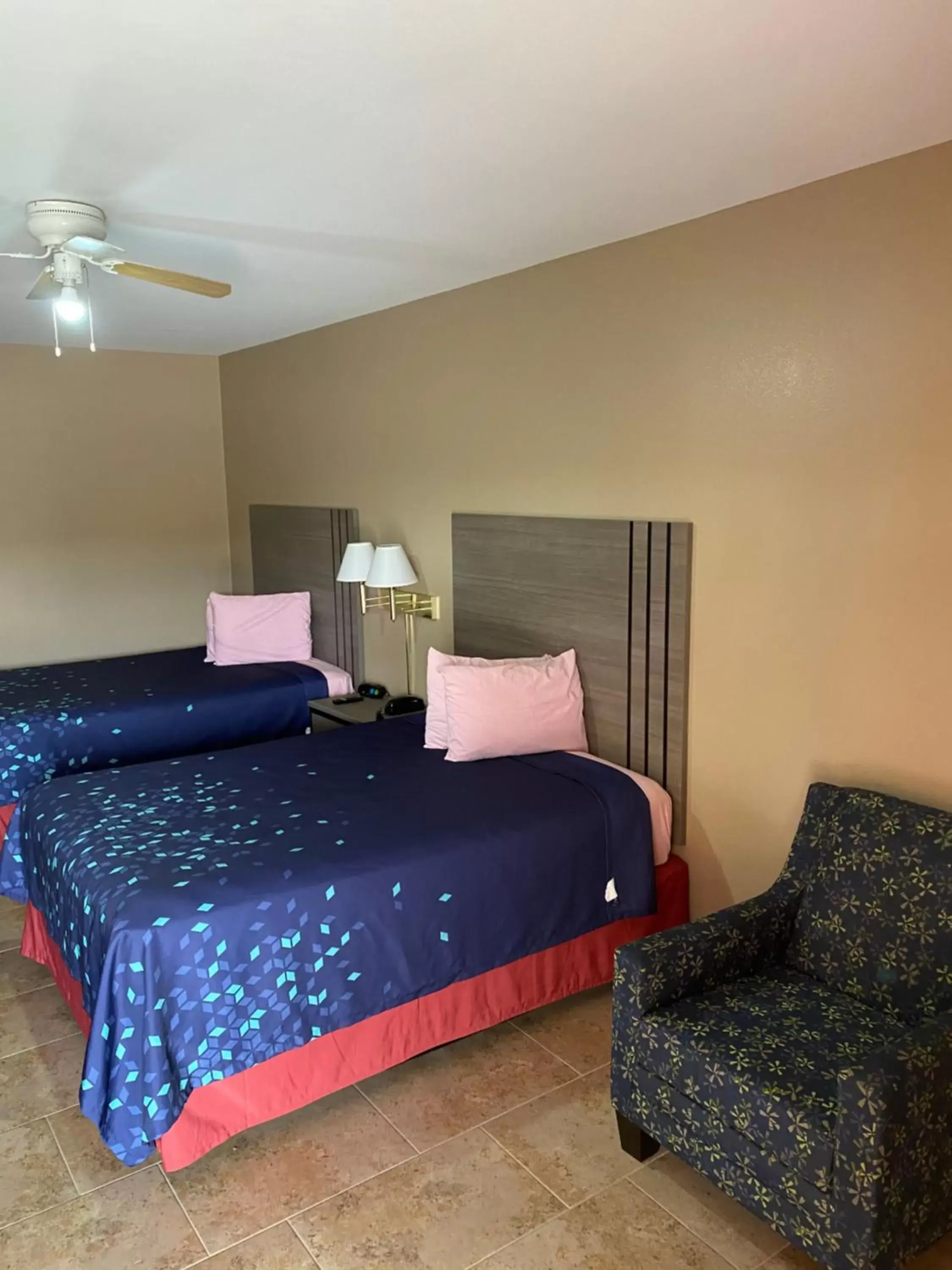 Bed in Los Fresnos Inn and Suites