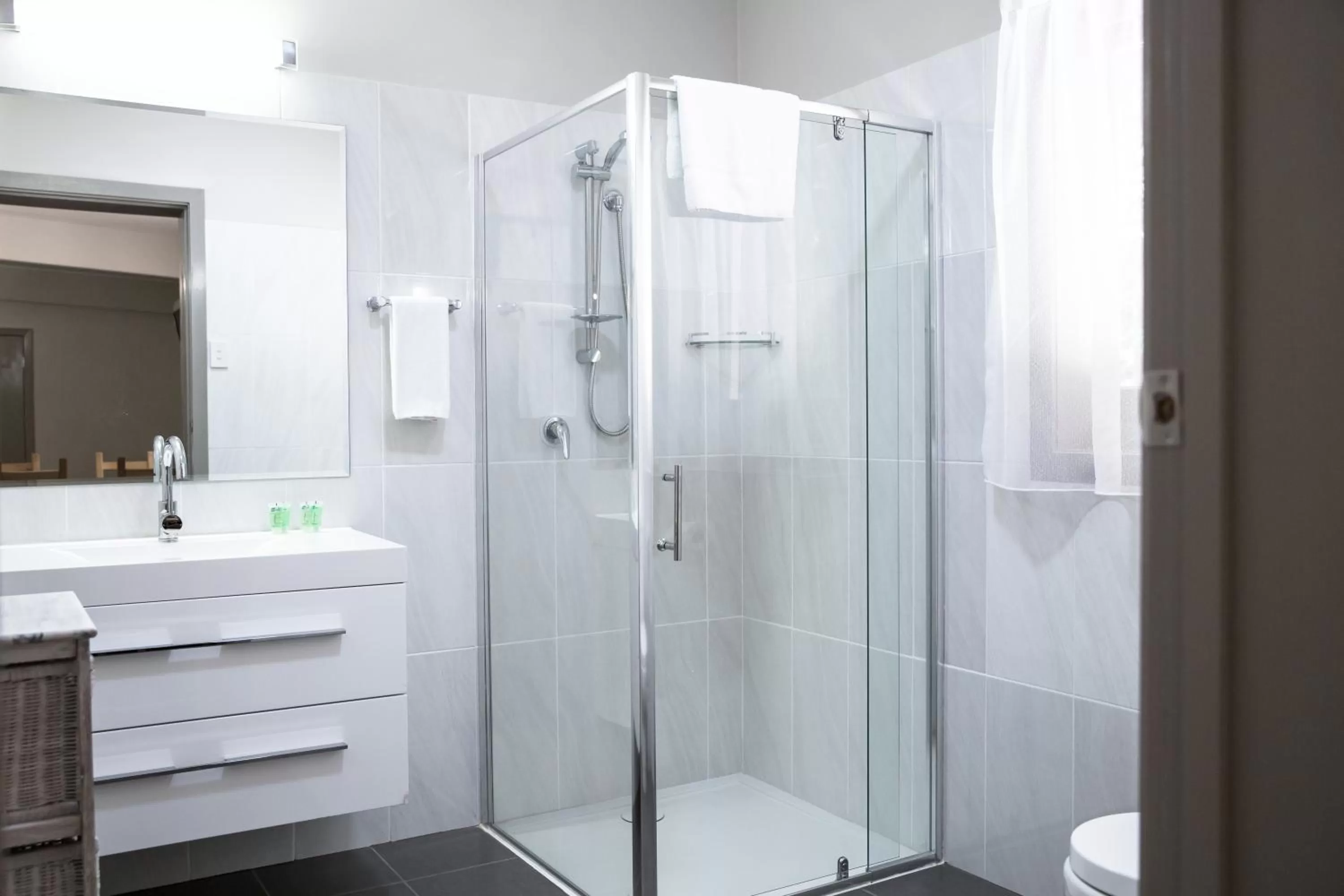 Bathroom in Tall Trees Motel Mountain Retreat