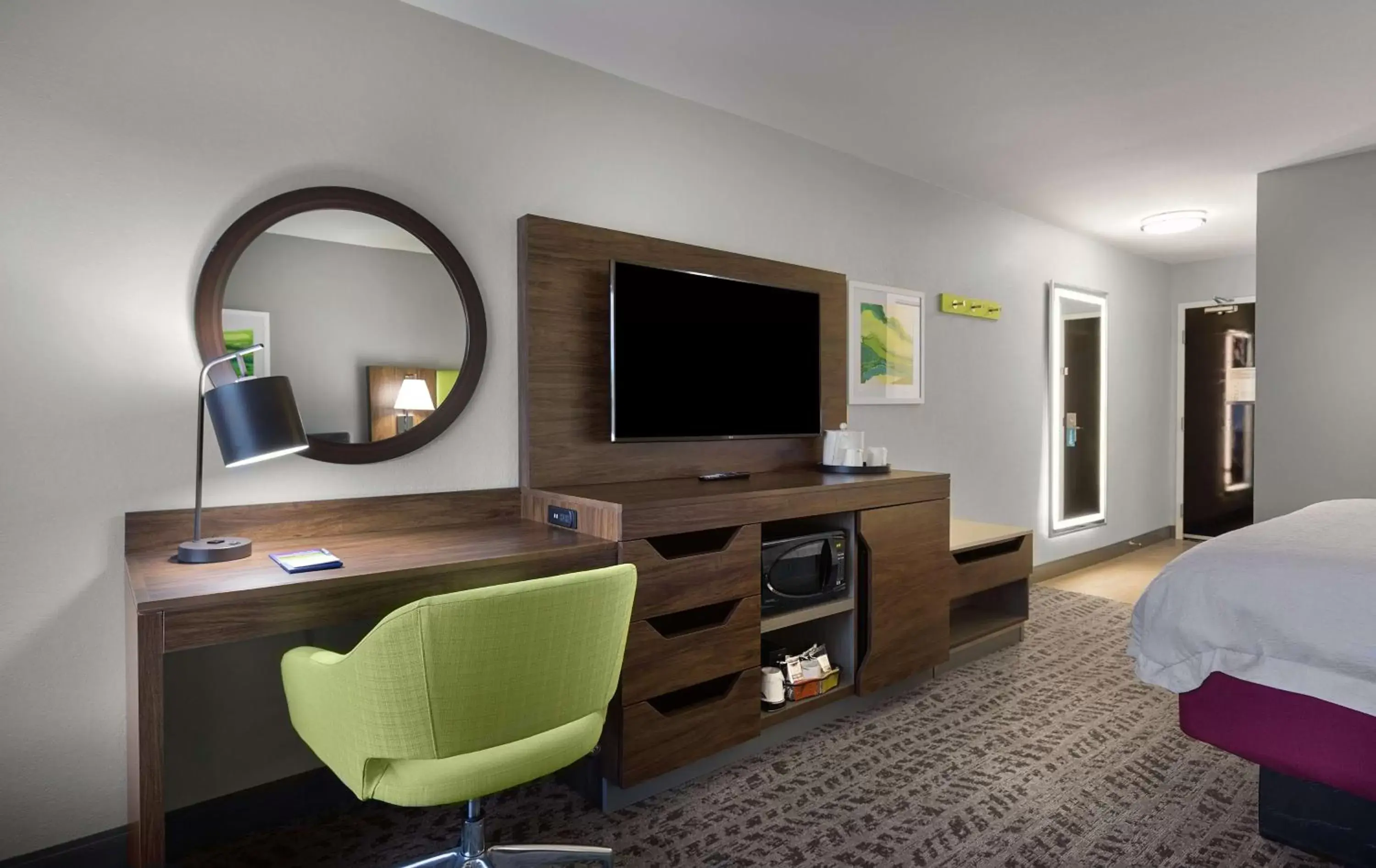 Bedroom, TV/Entertainment Center in Hampton Inn Greenville/Travelers Rest