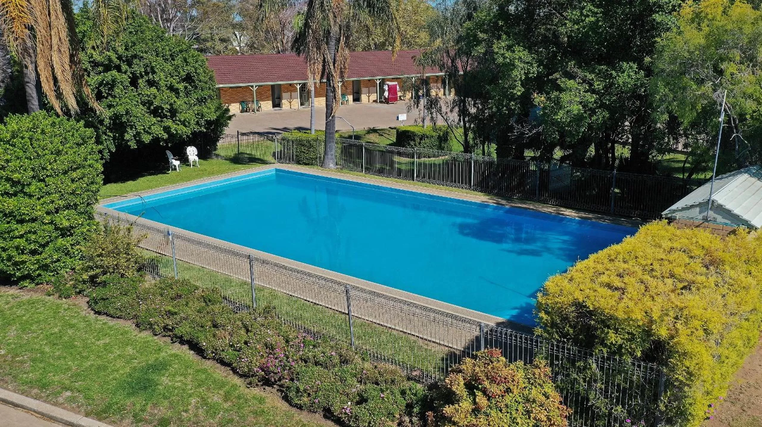 Swimming pool in Burke and Wills Motor Inn