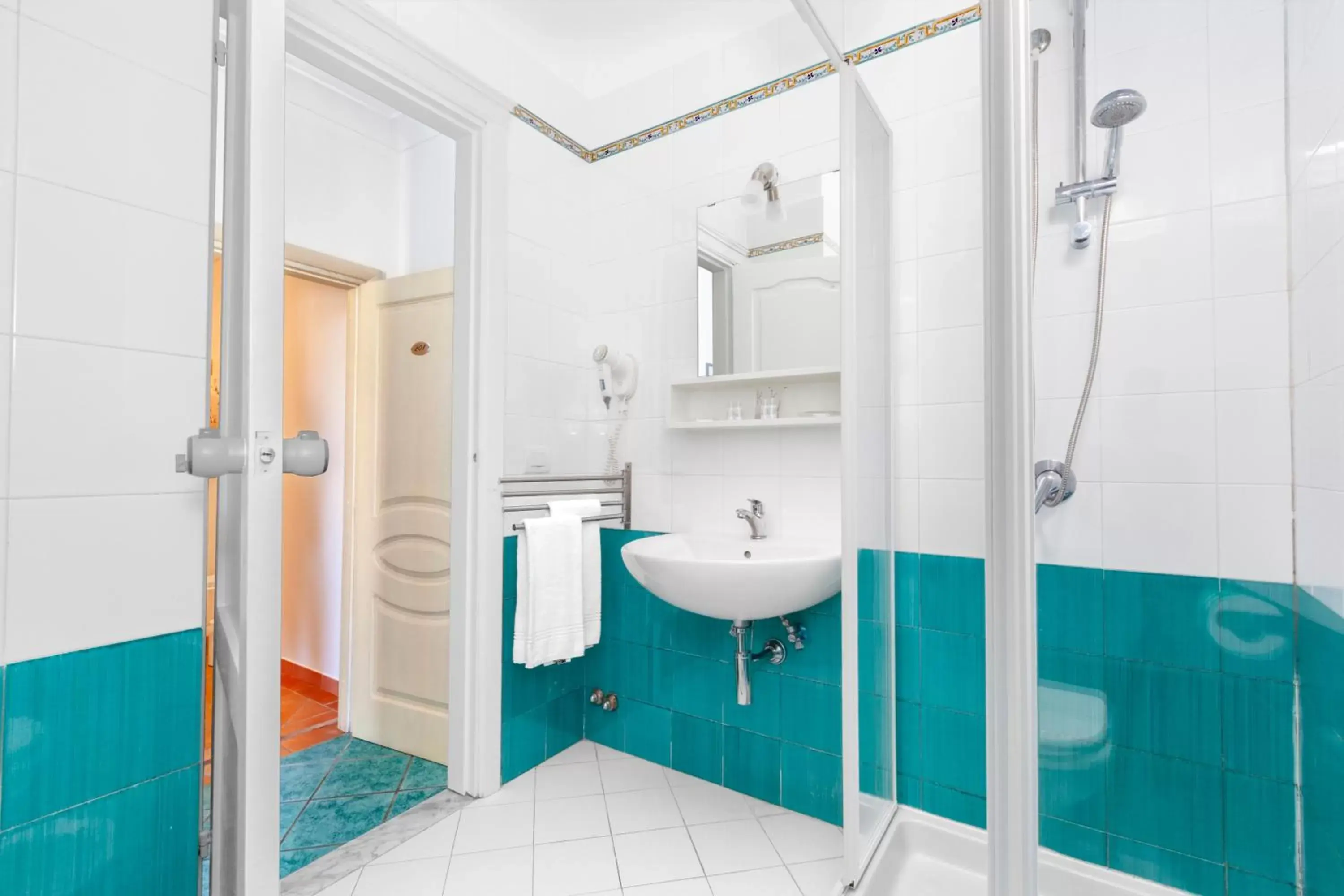 Shower, Bathroom in Hotel Herculaneum
