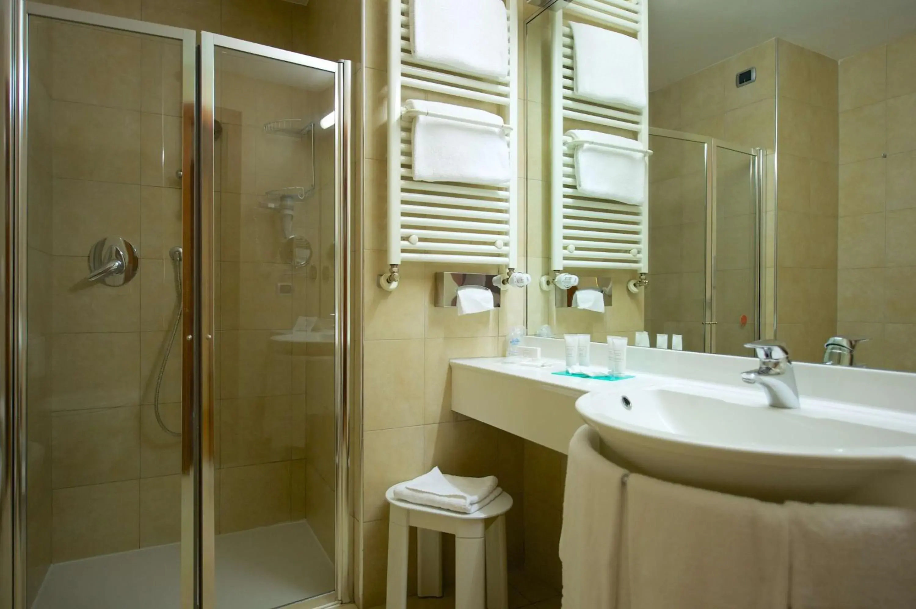 Shower, Bathroom in Best Western Crystal Palace Hotel