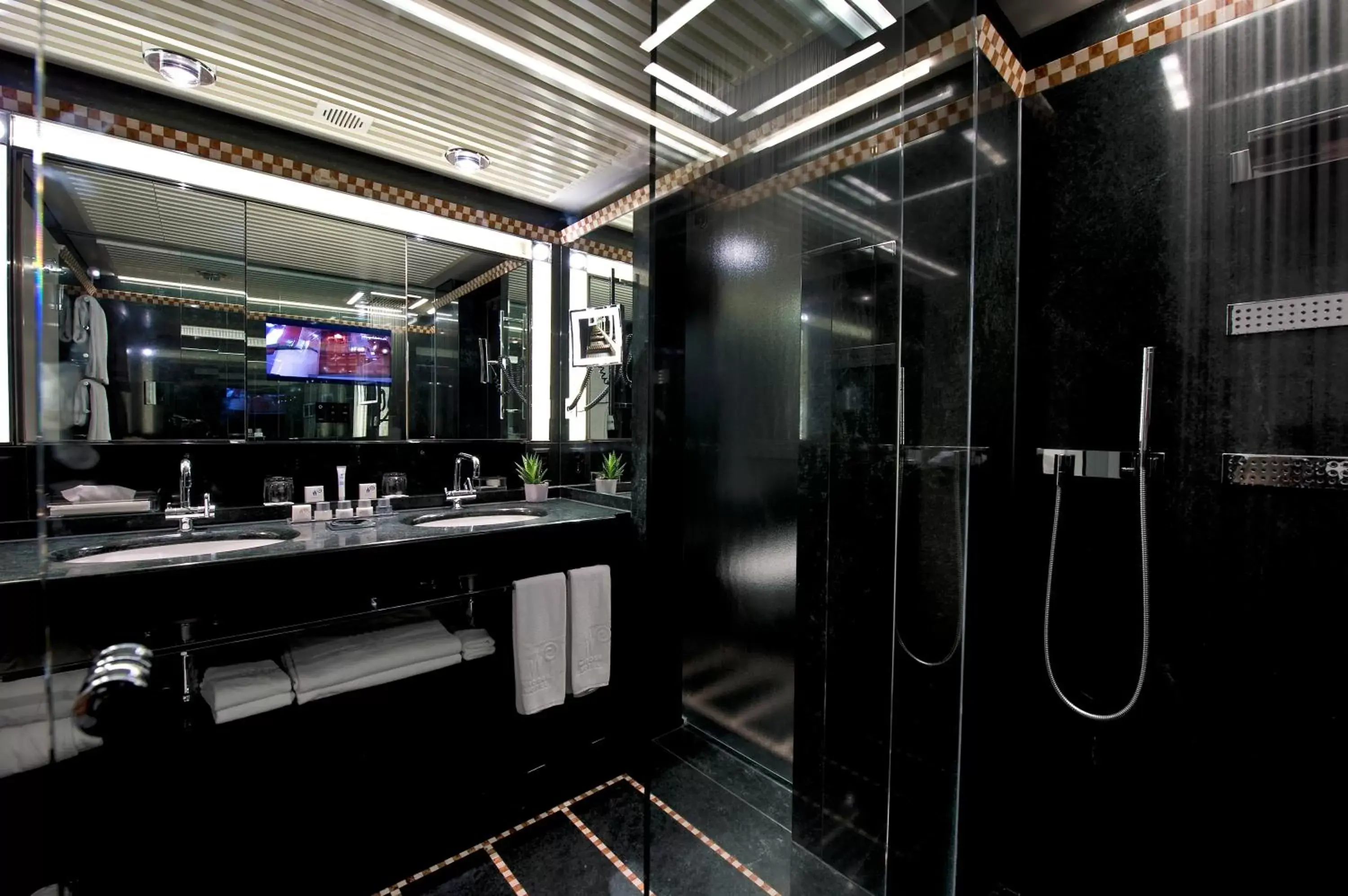 Shower, Restaurant/Places to Eat in Widder Hotel - Zurichs luxury hideaway